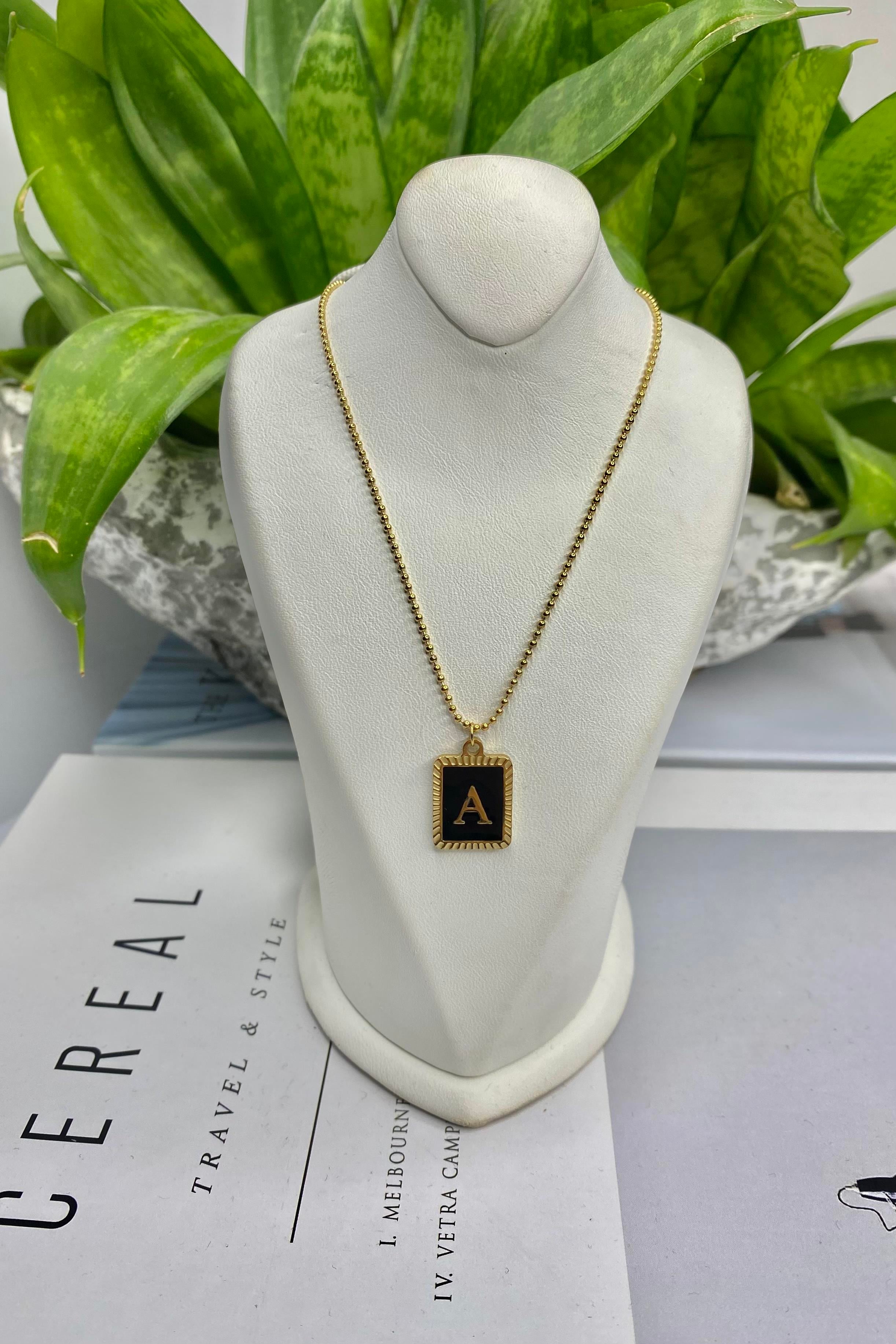 SİYAH ÇERÇEVELİ A HARF KOLYE