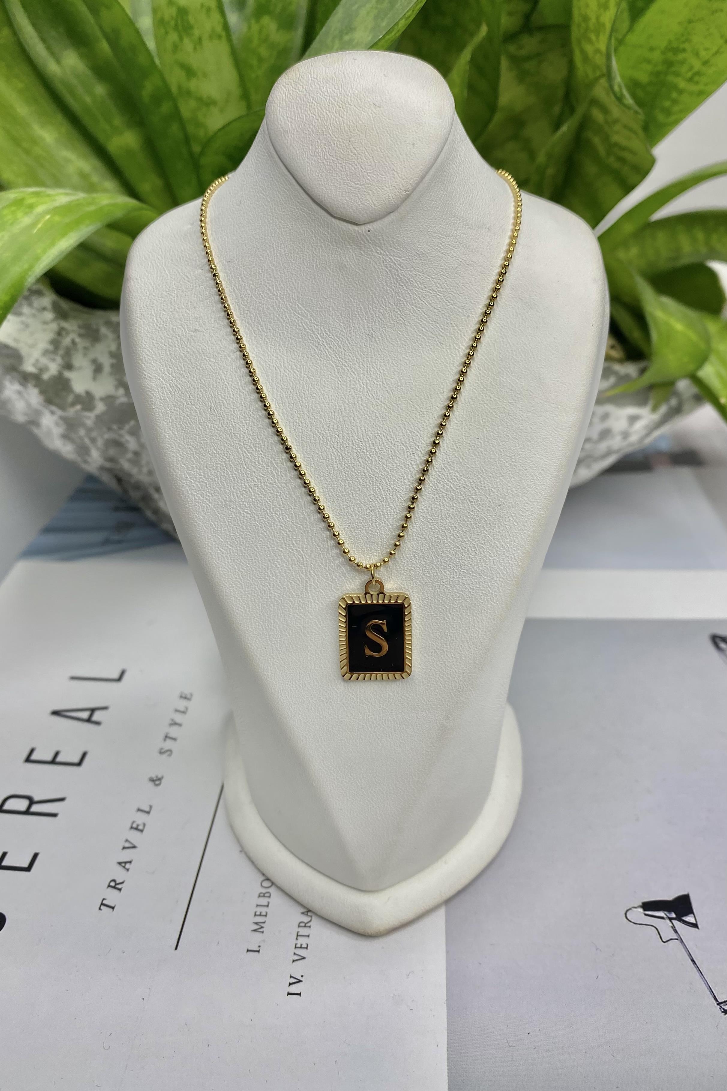 SİYAH ÇERÇEVELİ S HARF KOLYE