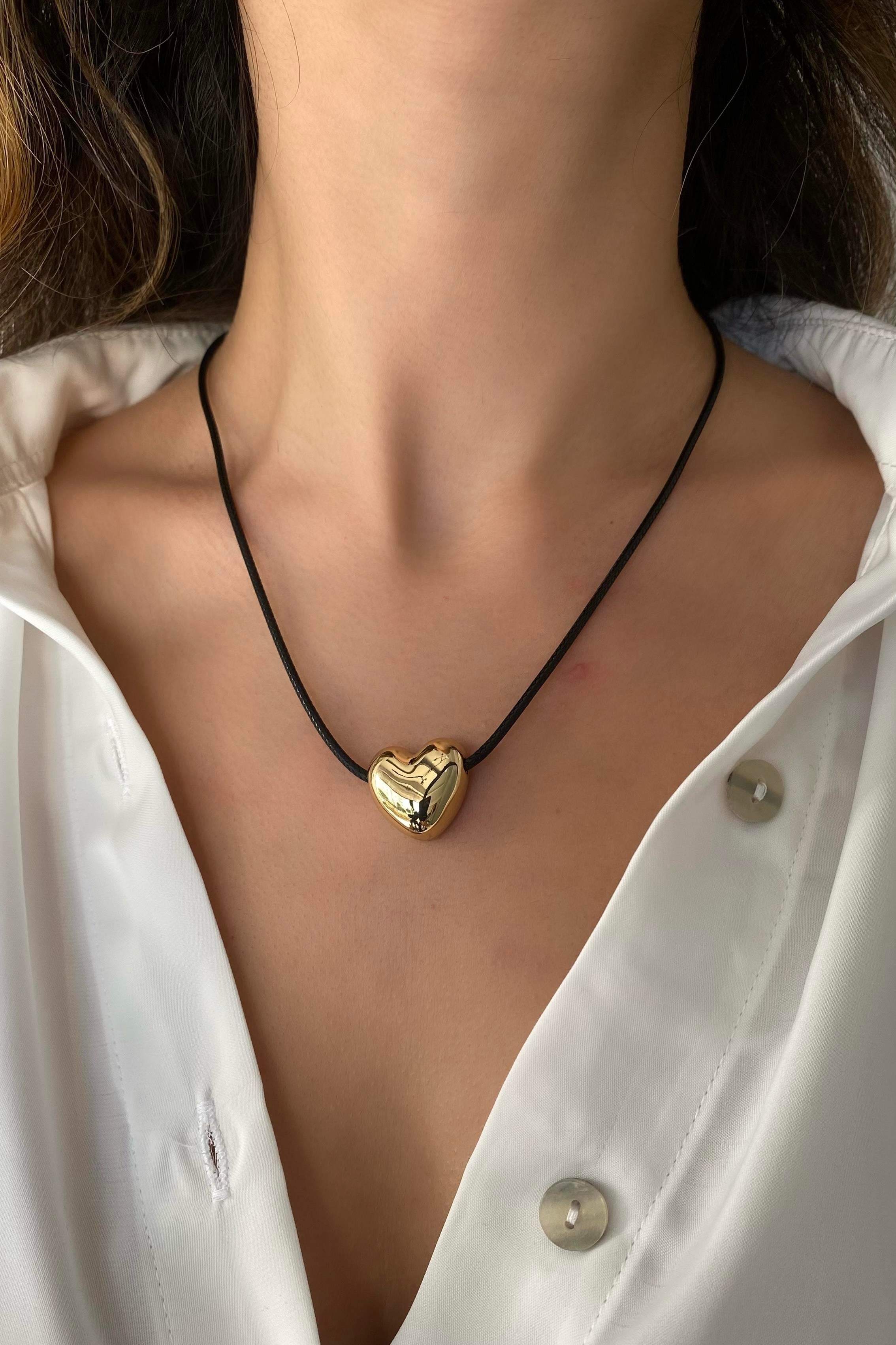 SİYAH İPLİ KALPLİ KOLYE