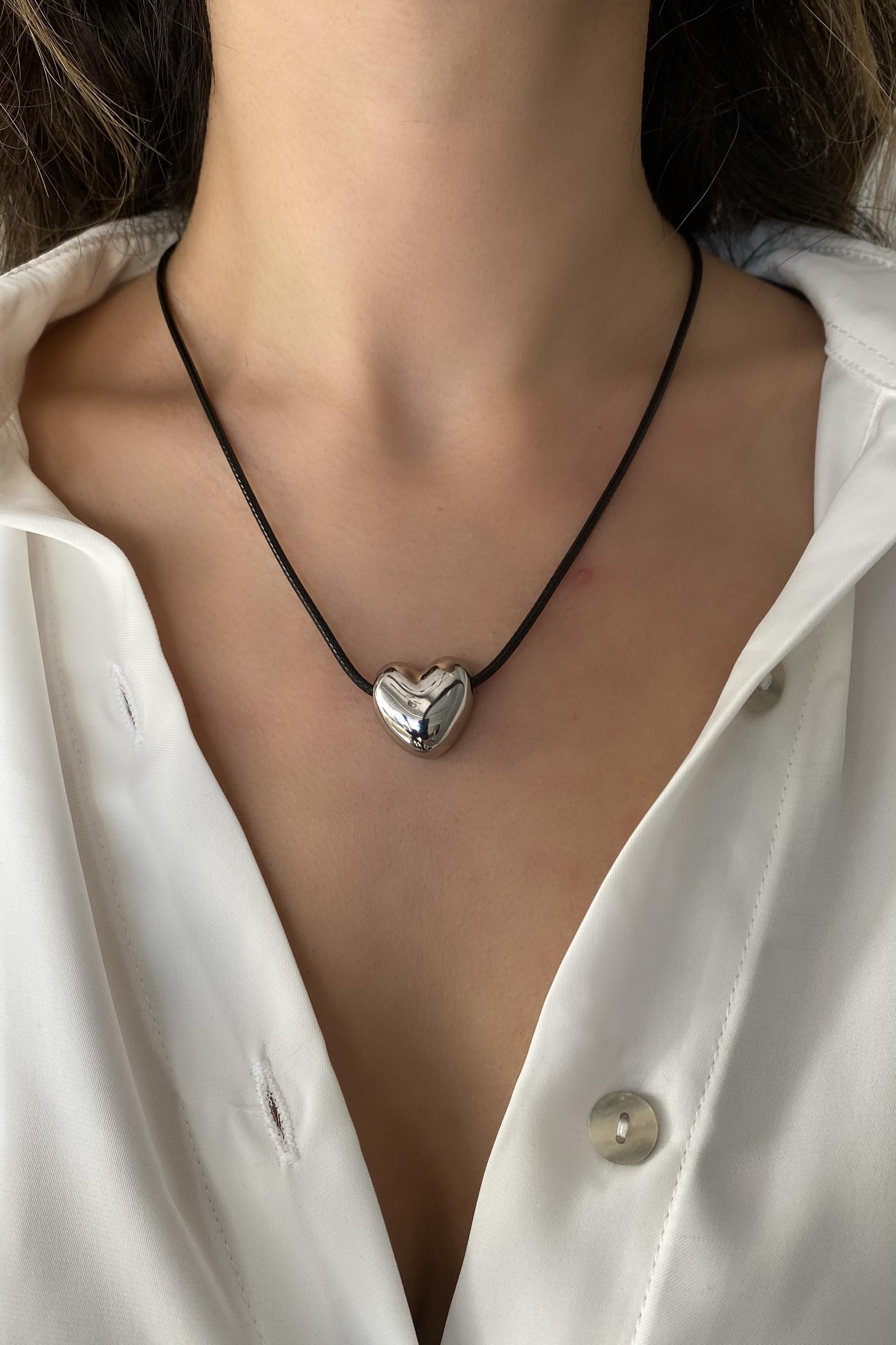 SİYAH İPLİ KALPLİ KOLYE