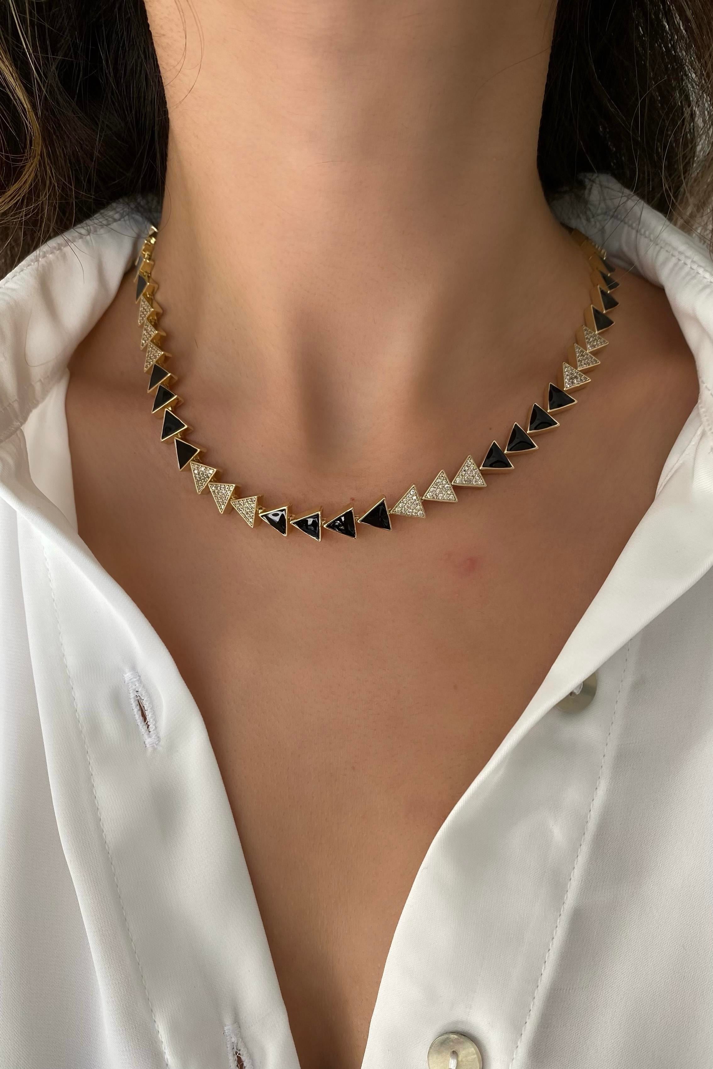 SİYAH VE TAŞ ÜÇGEN SIRALI KOLYE