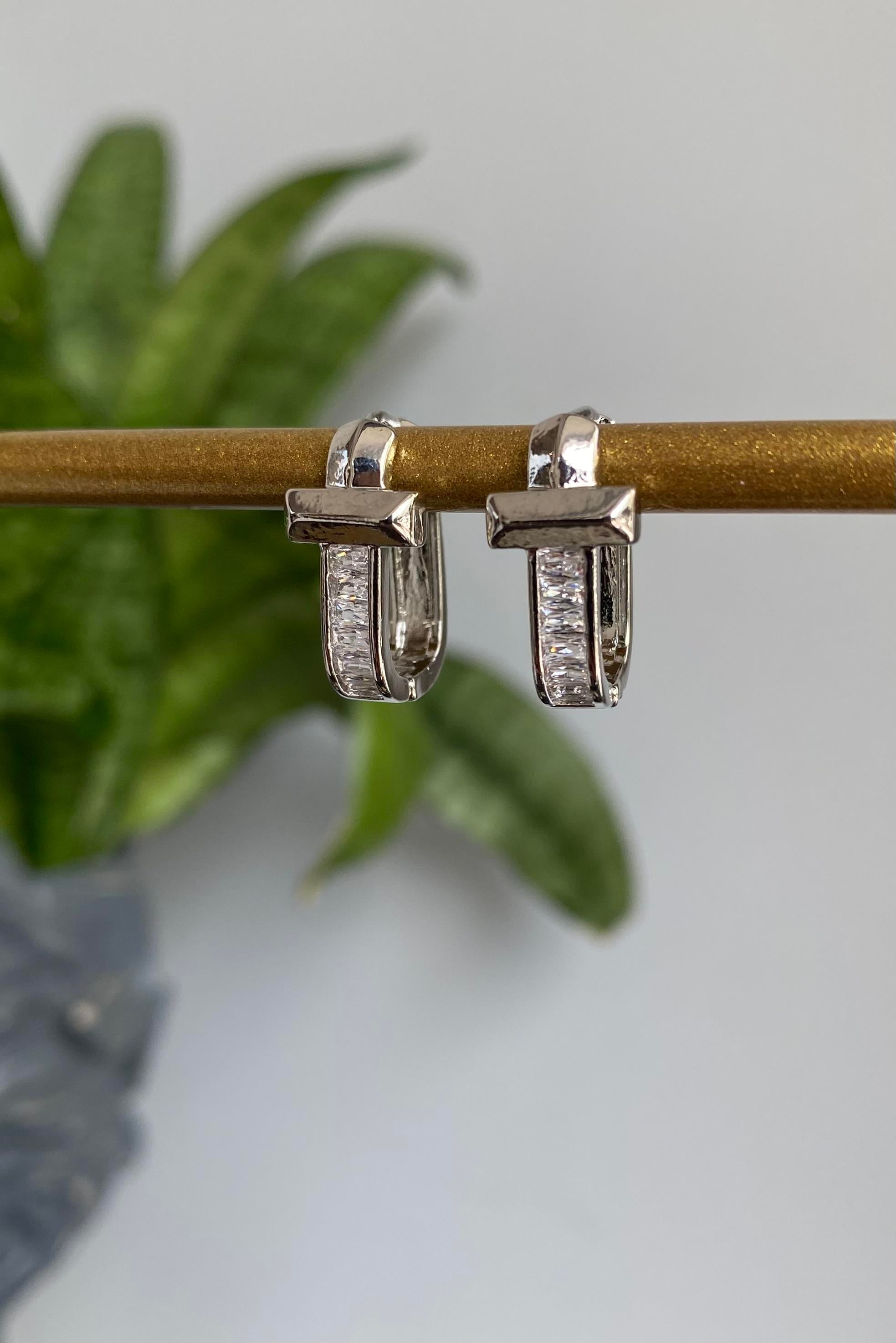 T MODEL BAGET TAŞLI OVAL KÜPE