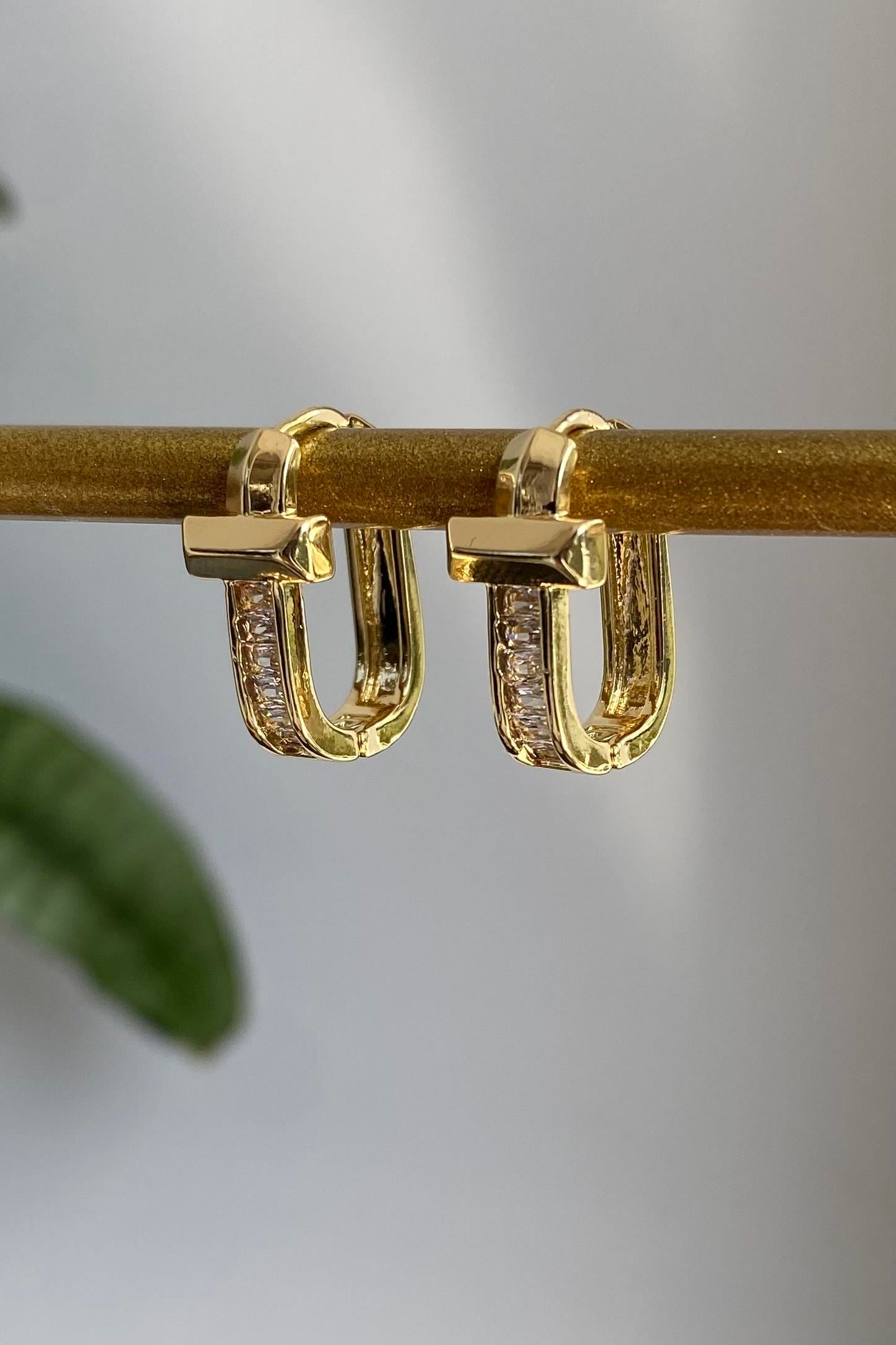 T MODEL BAGET TAŞLI OVAL KÜPE