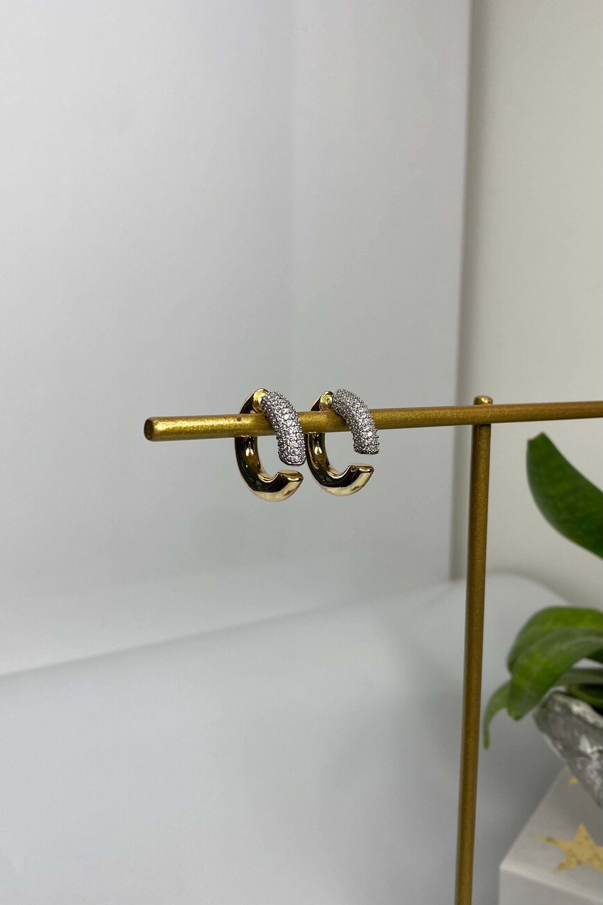 TAŞ GEÇMELİ HALKA KÜPE