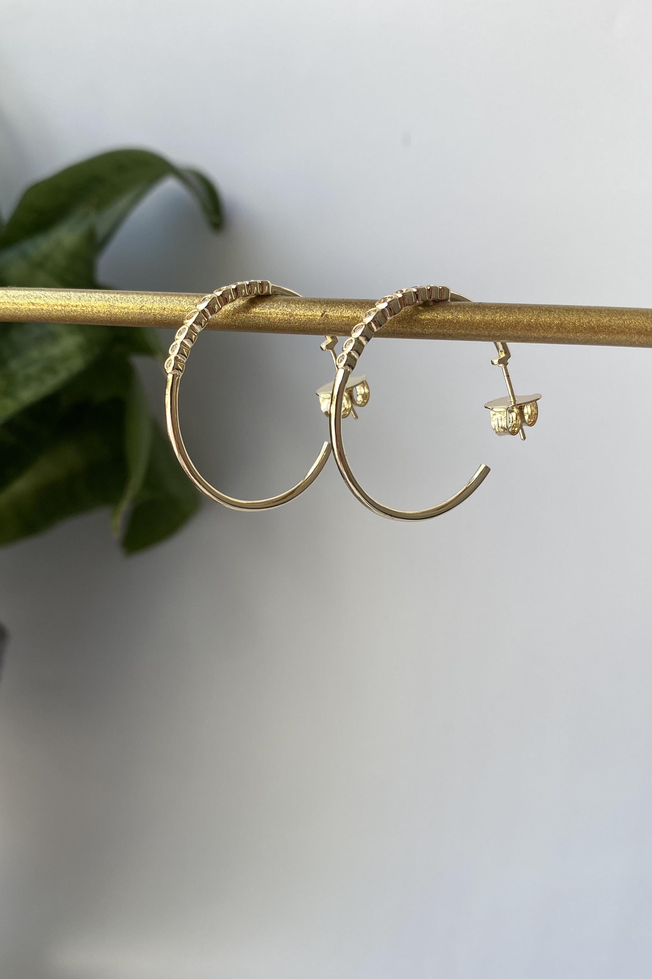 TAŞ NOKTALI ÇİVİ KÜPE