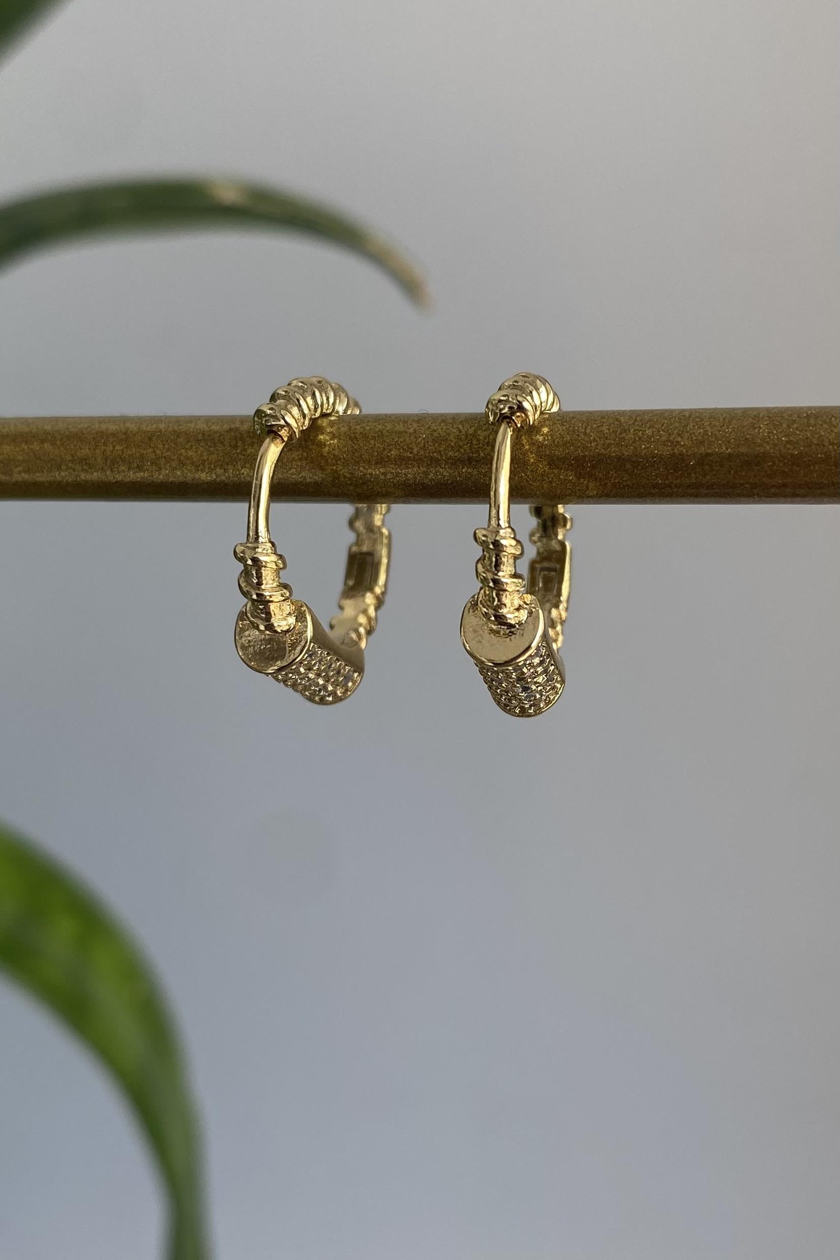 TAŞ PLAKALI SARMAL HALKA KÜPE 1,5cm