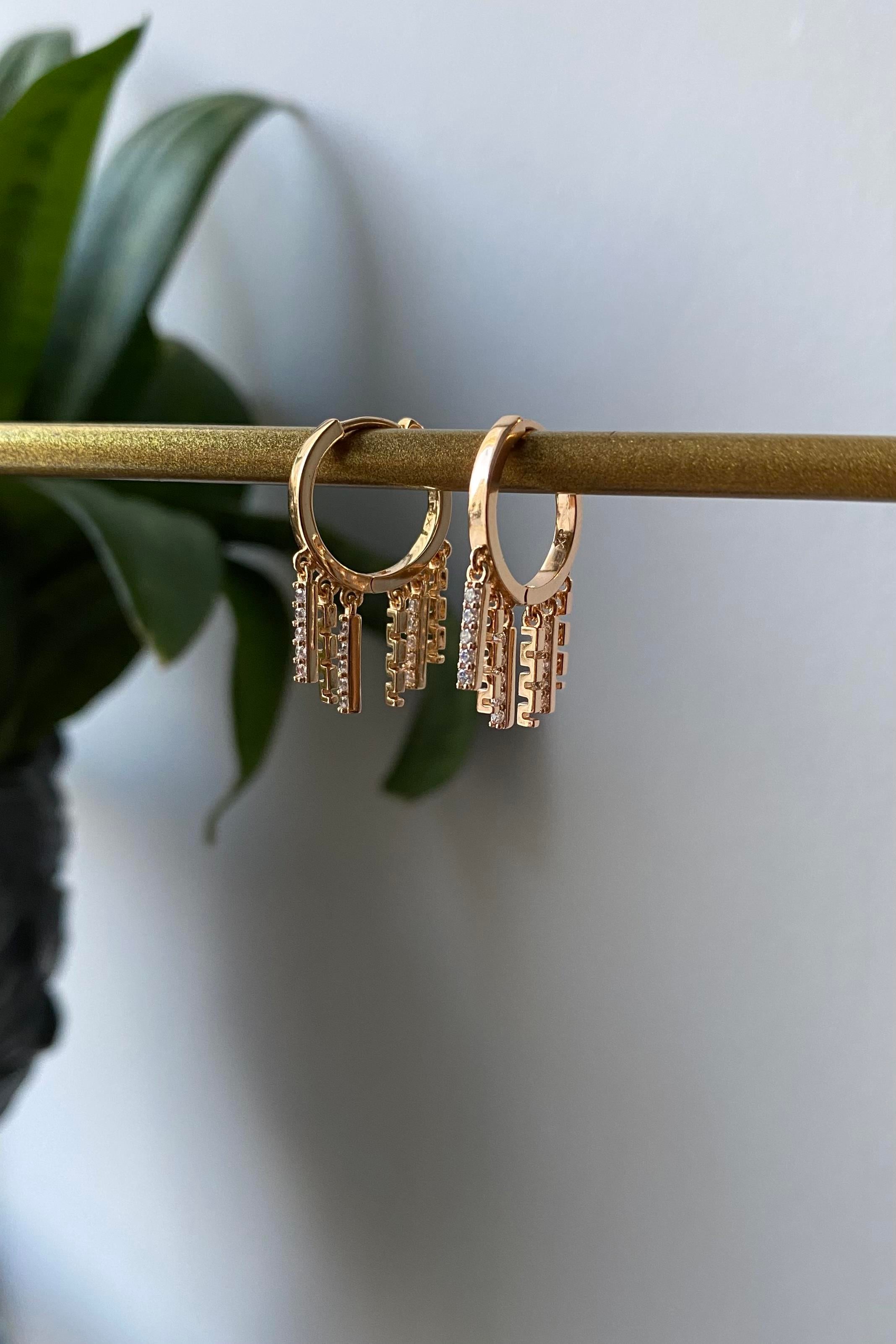 TAŞ SAÇAKLI HALKA KÜPE