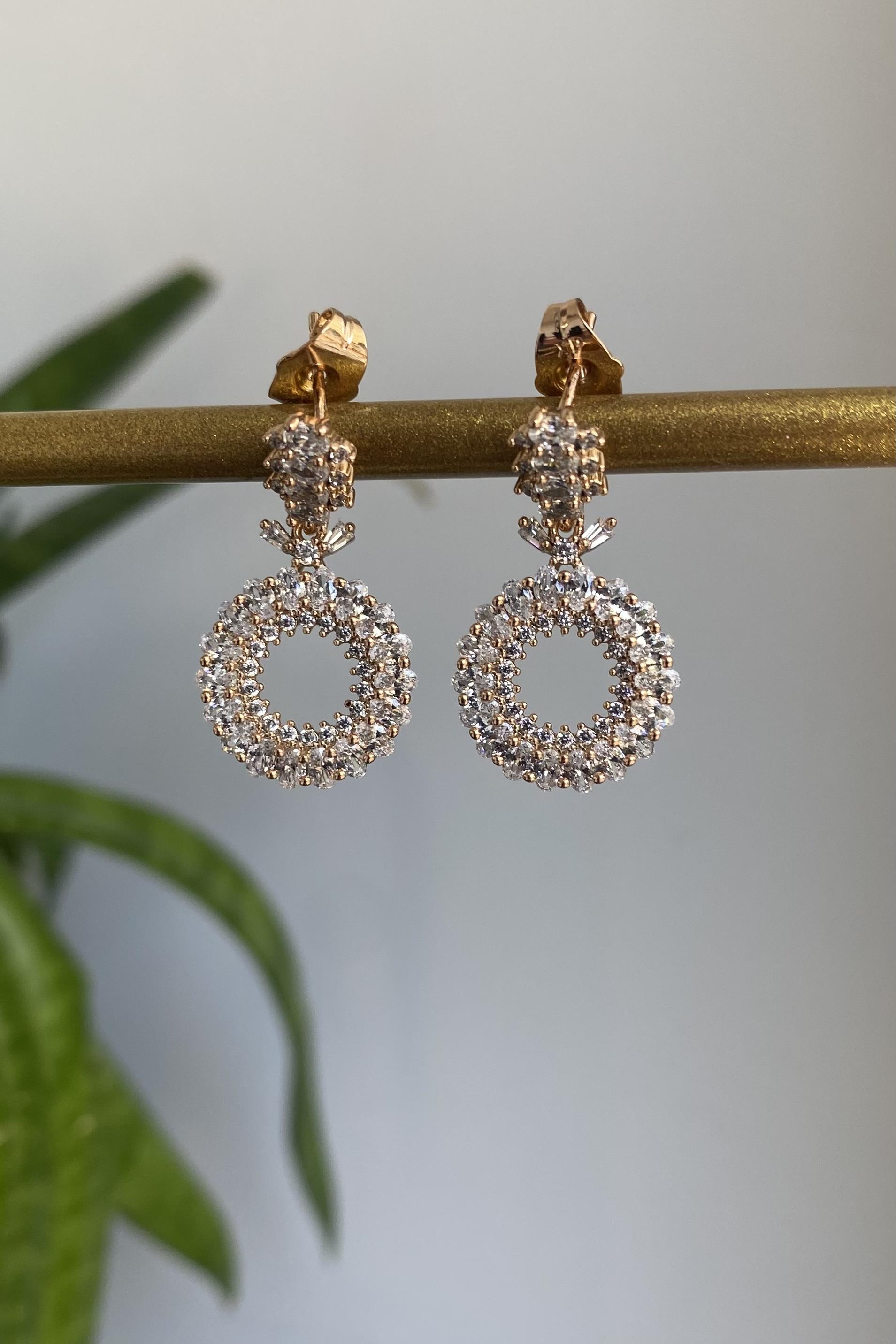 TAŞLI ÇELENK KÜPE