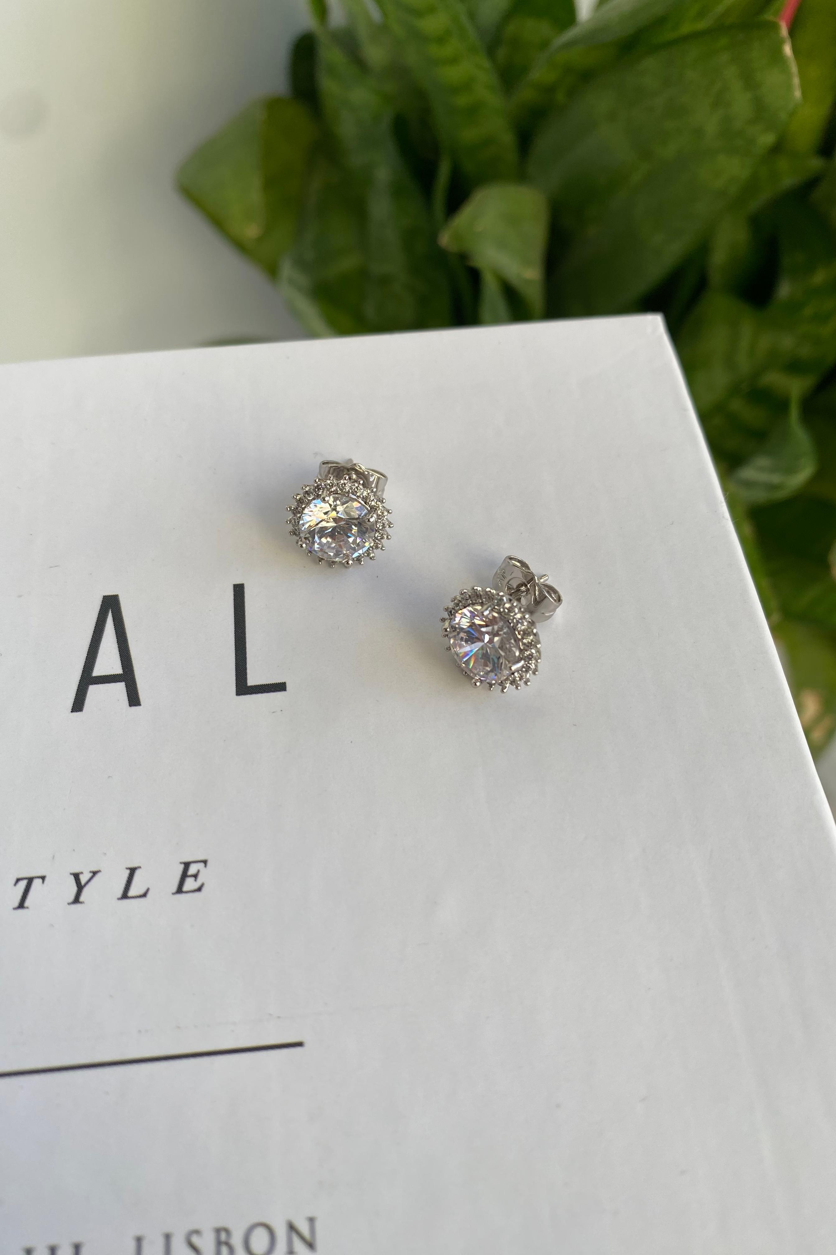 TAŞLI ÇİÇEK ÇİVİ KÜPE