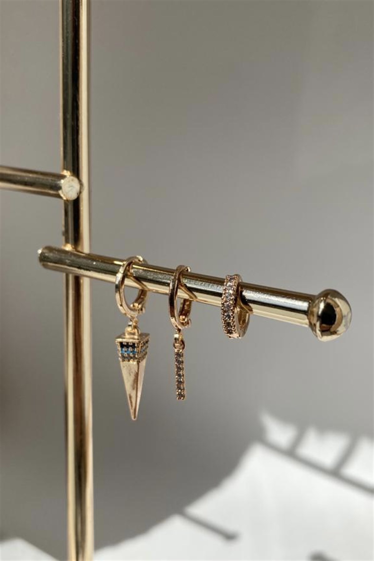 TAŞLI OK MODEL ÜÇLÜ KÜPE