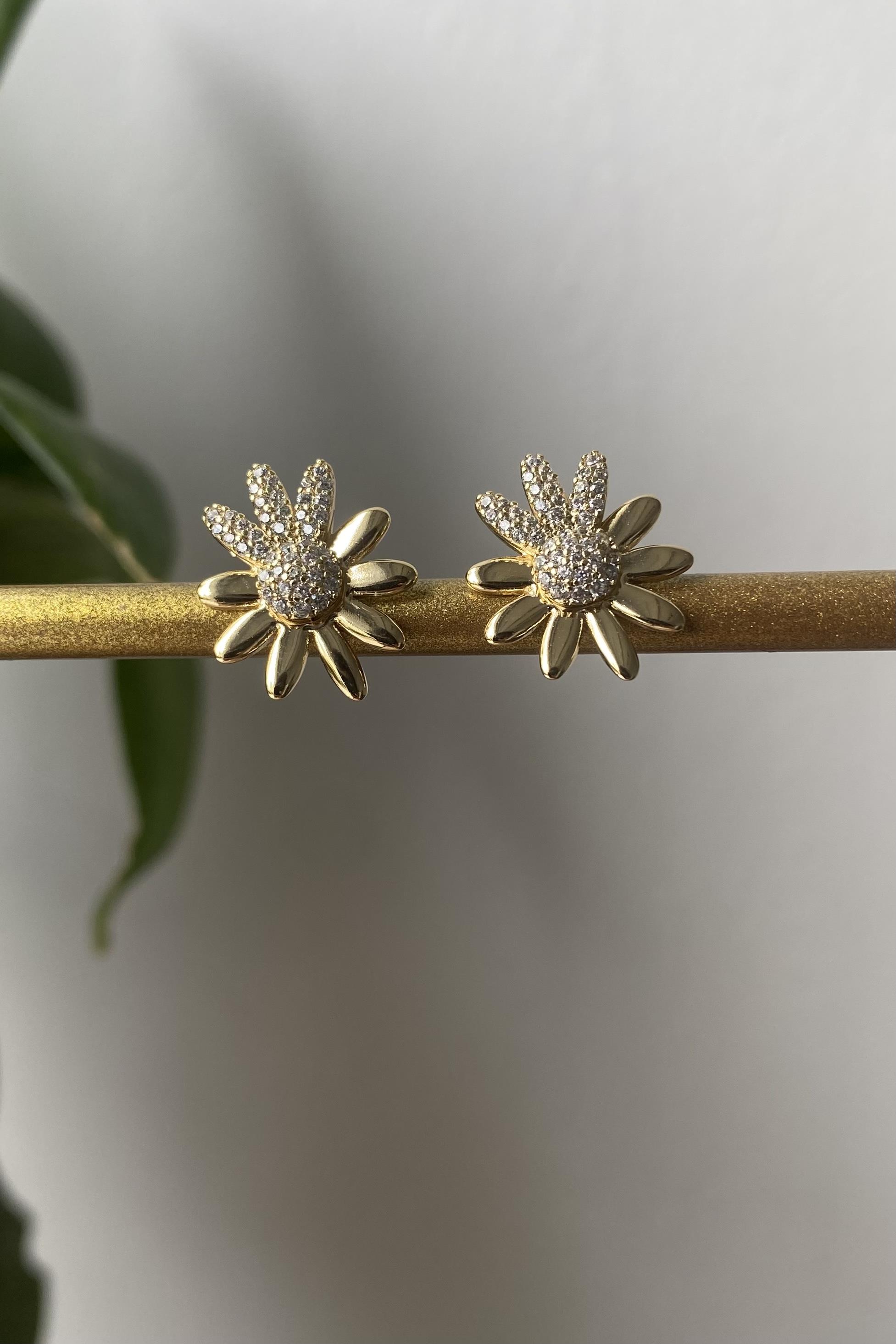 TAŞLI PAPATYA KÜPE