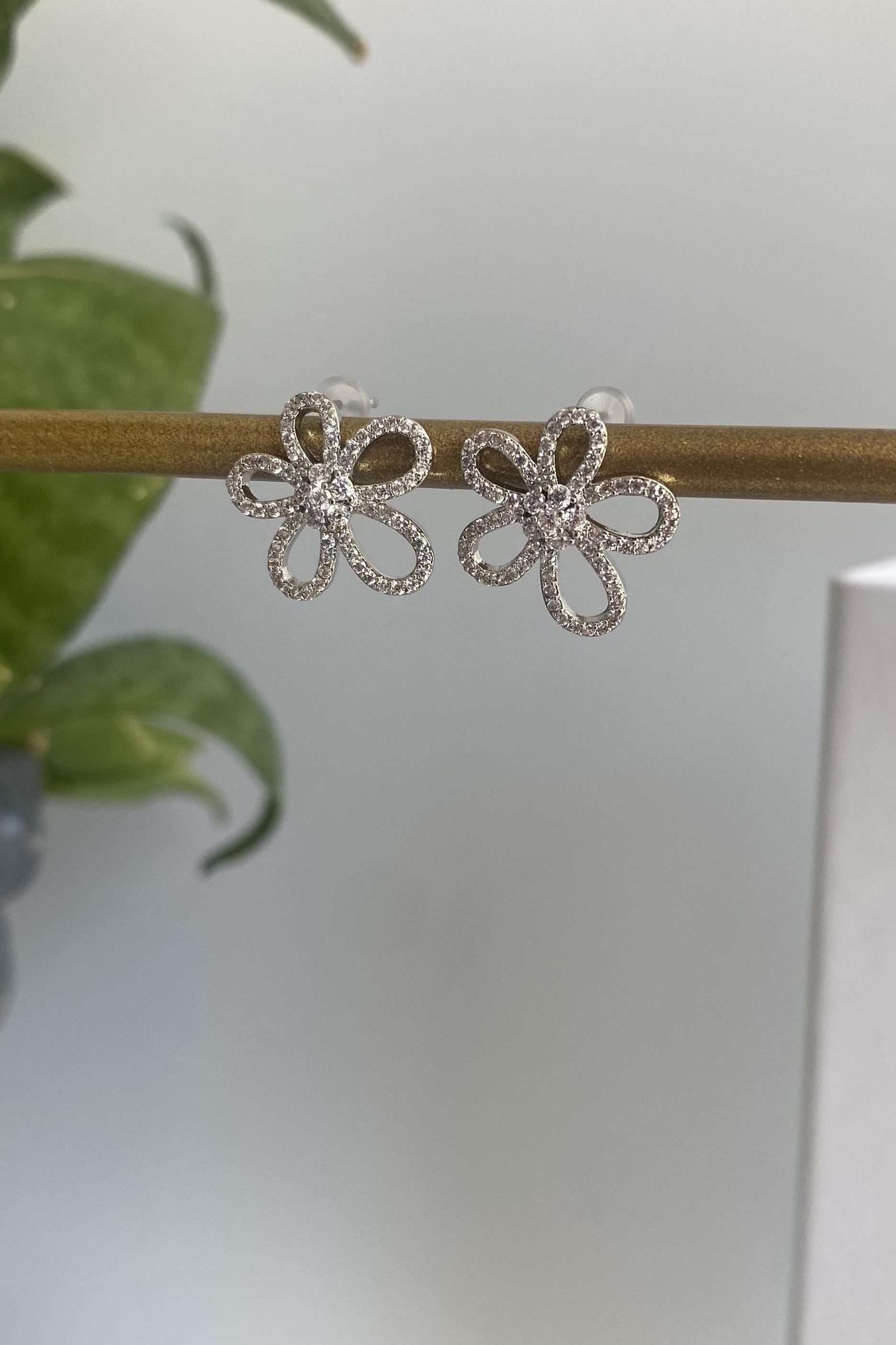 TAŞLI PAPATYA KÜPE