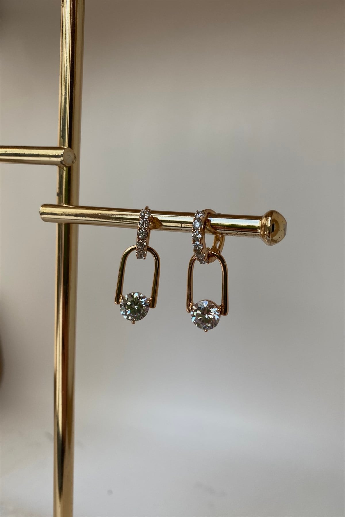 TEK TAŞ GEÇMELİ KLASİK HALKA KÜPE