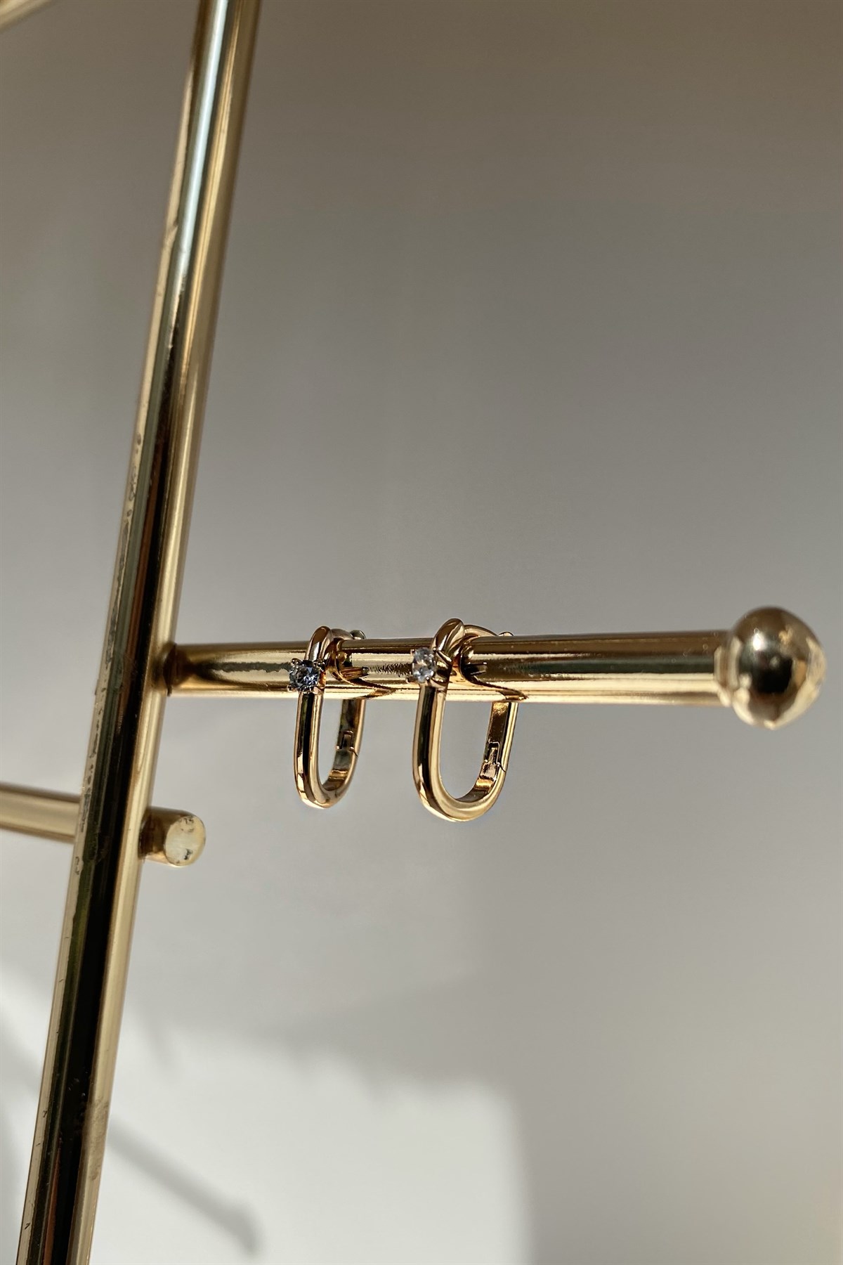 TEK TAŞLI OVAL HALKA KÜPE 1,4cm