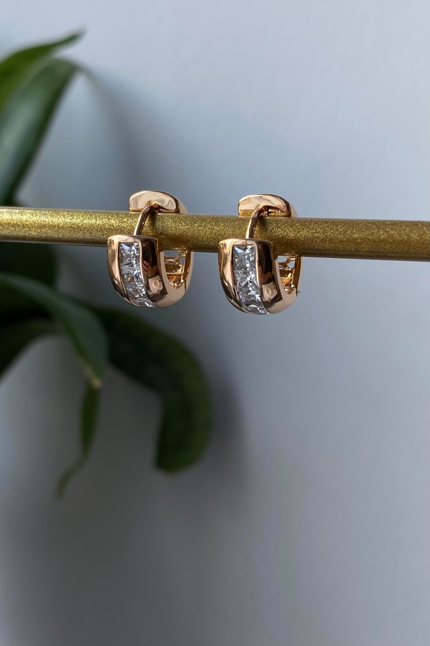 TOMBUL ORTASI TAŞLI HALKA KÜPE