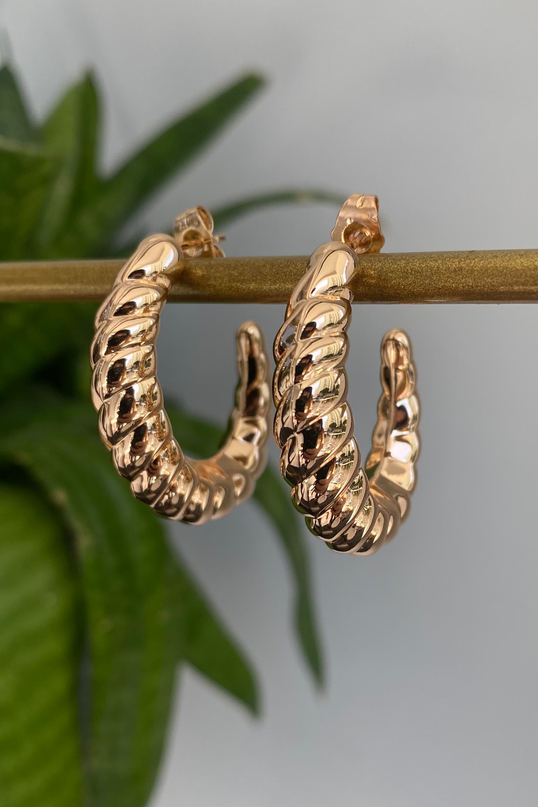 U MODEL SARMAL ÇİVİ KÜPE