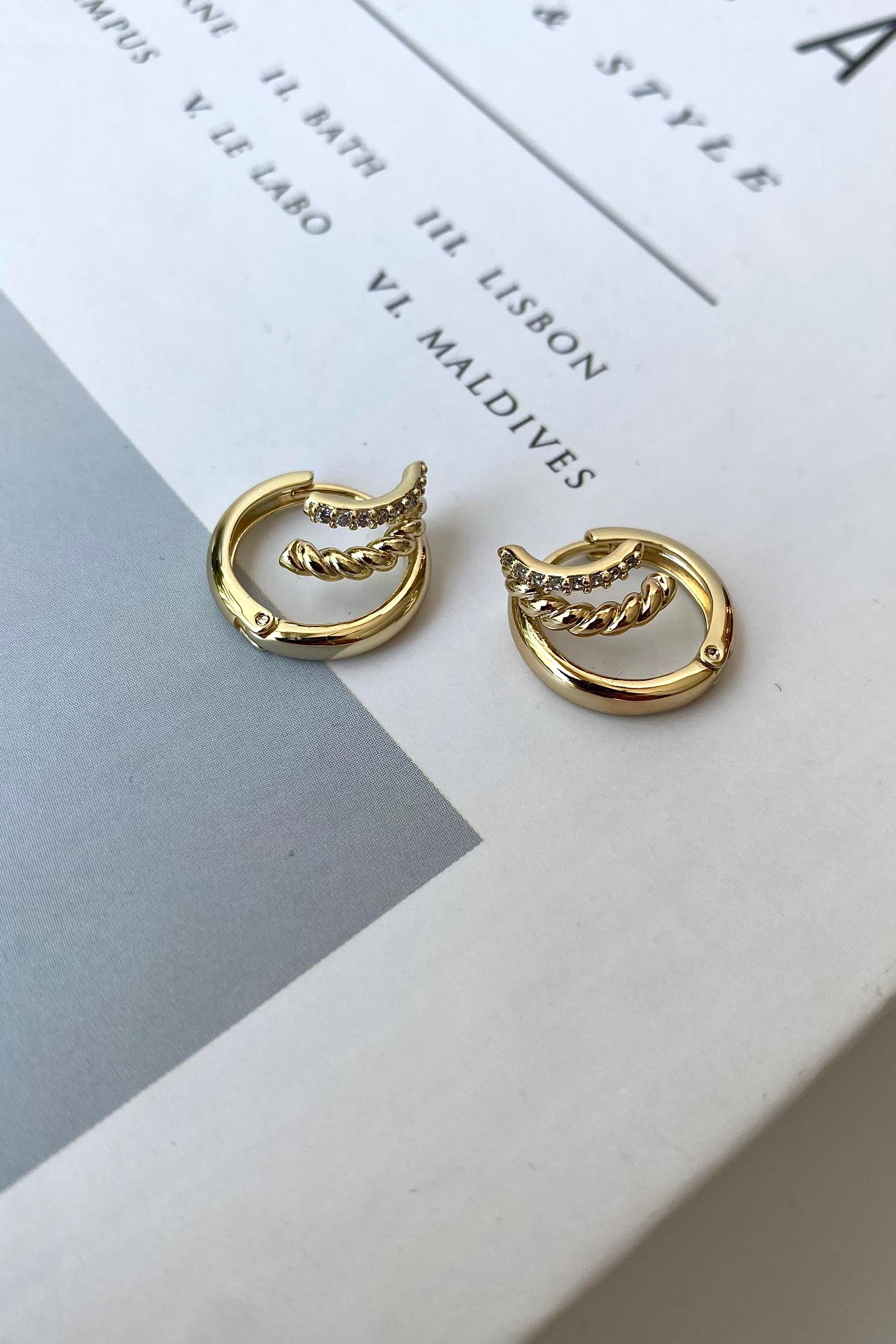 ÜÇ GÖRÜMLÜ SARMAL TAŞLI KÜPE