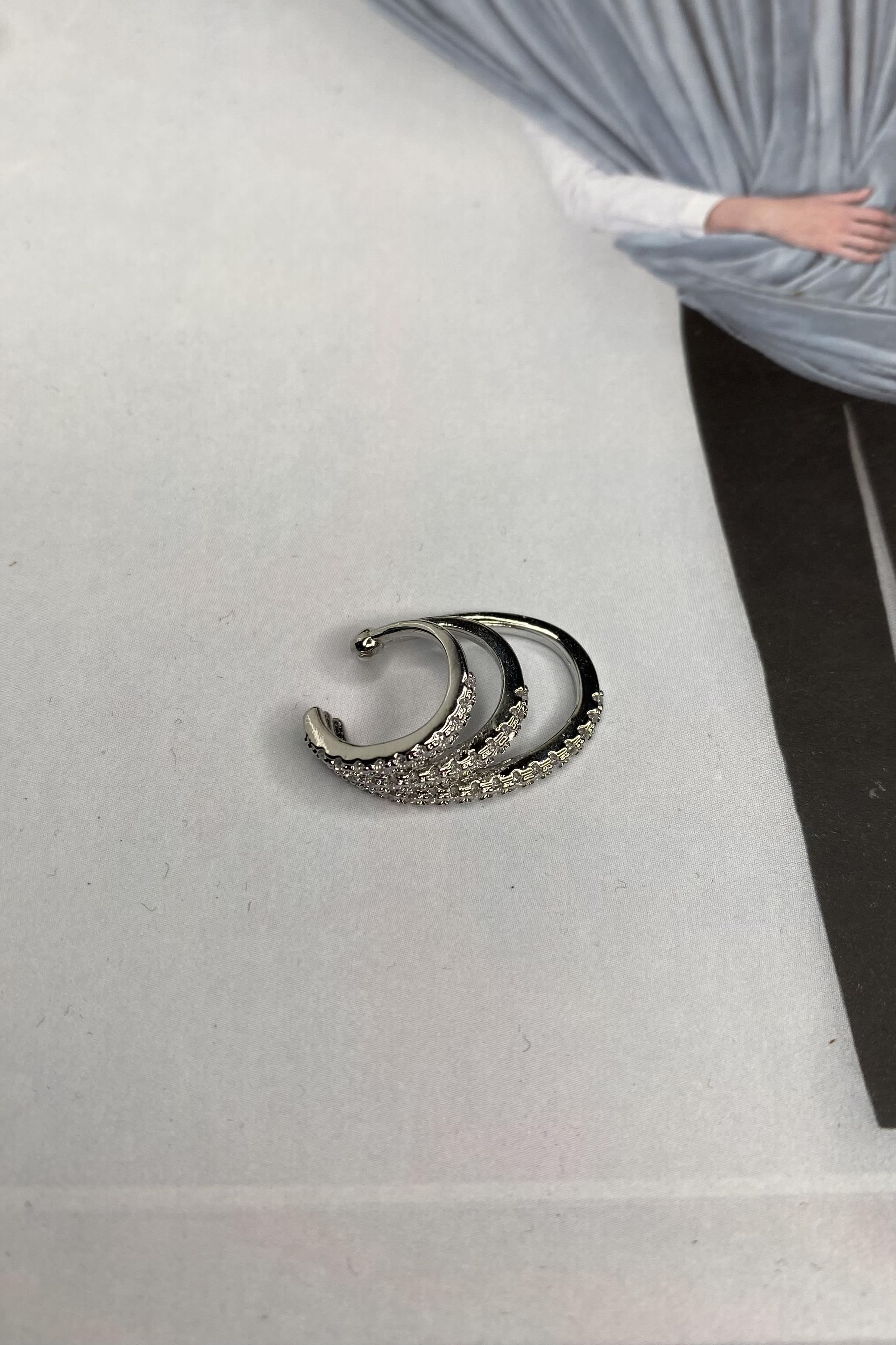 ÜÇ GÖRÜNÜMLÜ KIKIRDAK KÜPE