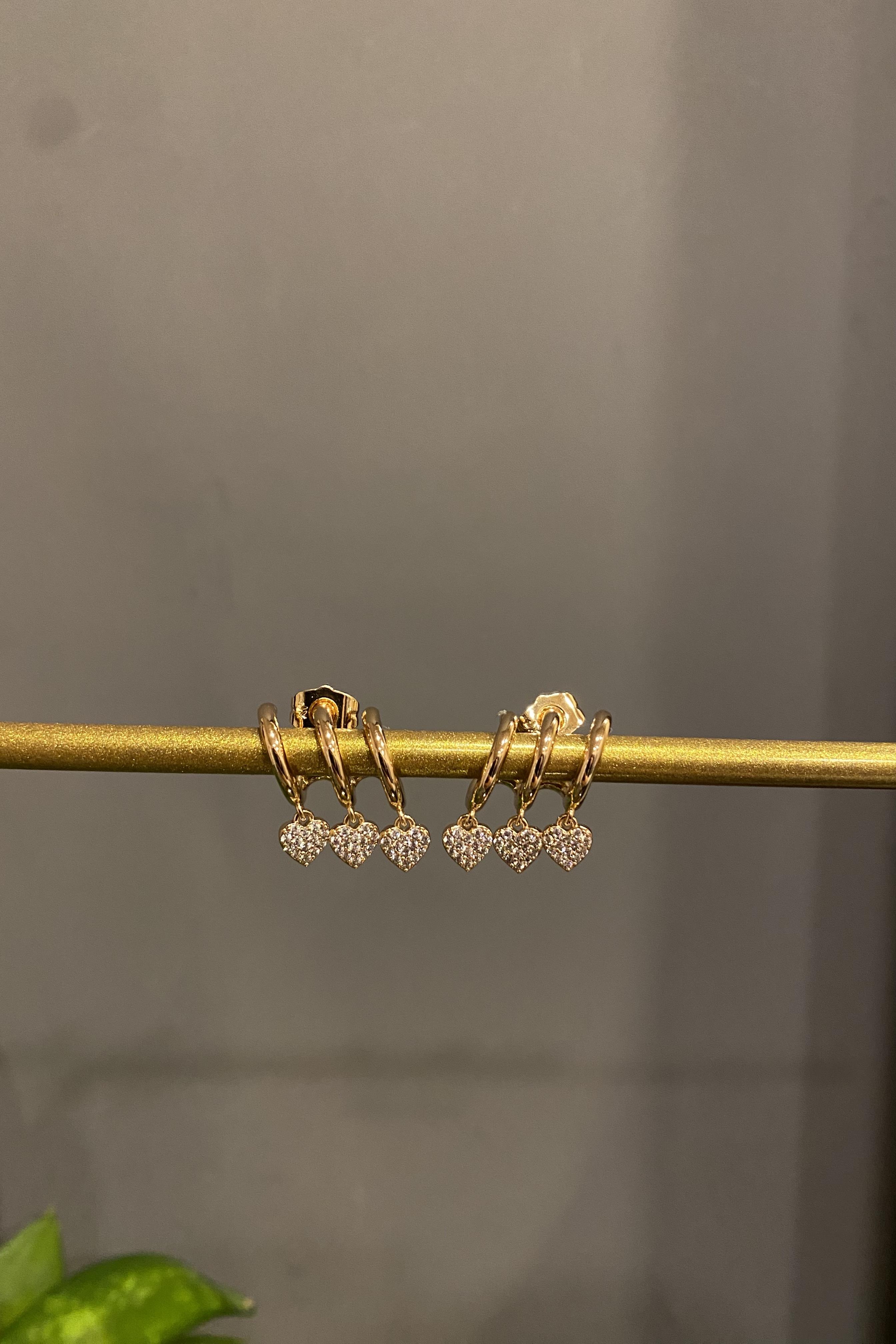 ÜÇ ŞERİTLİ KALP UÇLU KÜPE