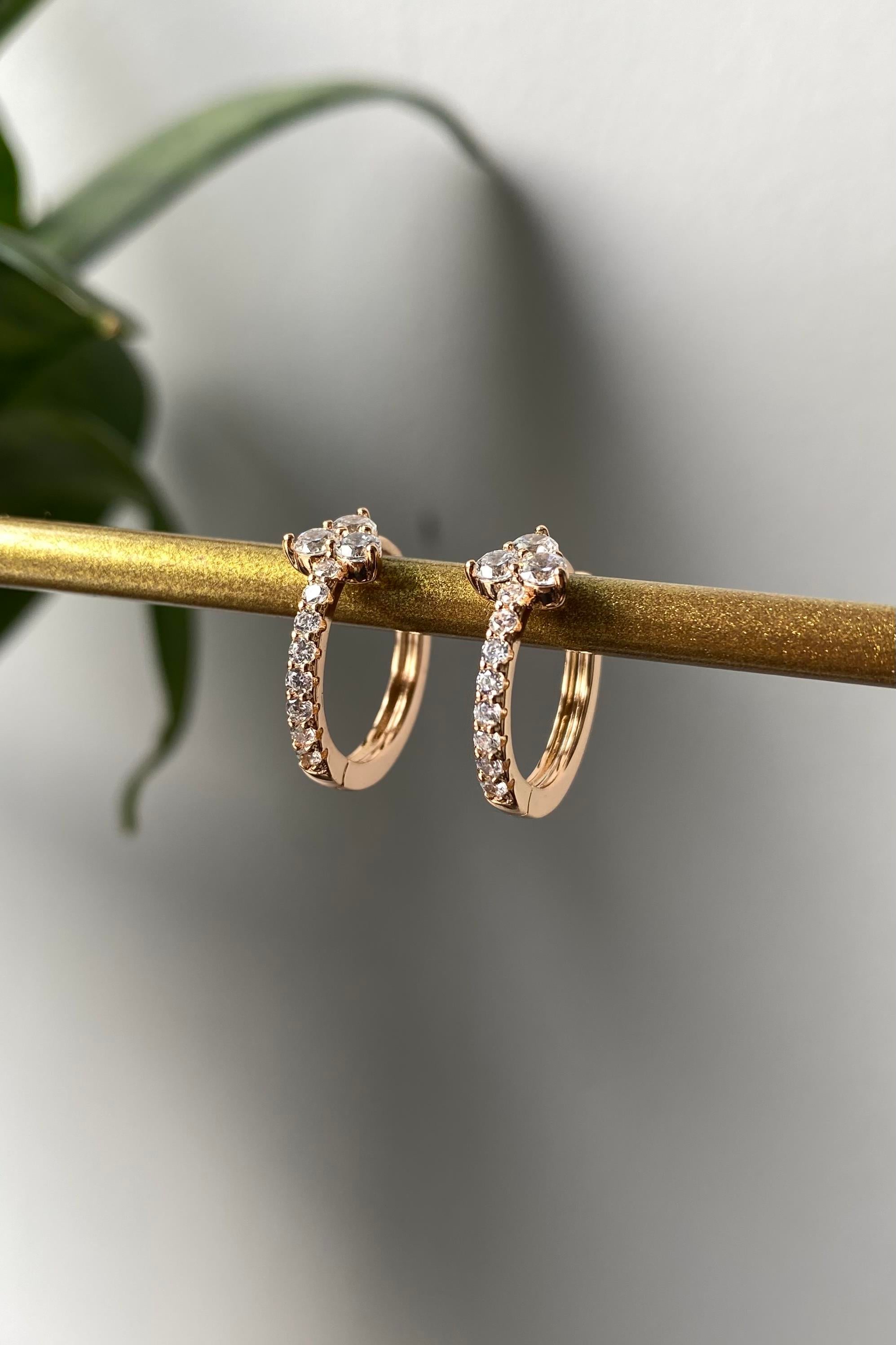 ÜÇ TAŞLI KLASİK HALKA KÜPE 1,5CM