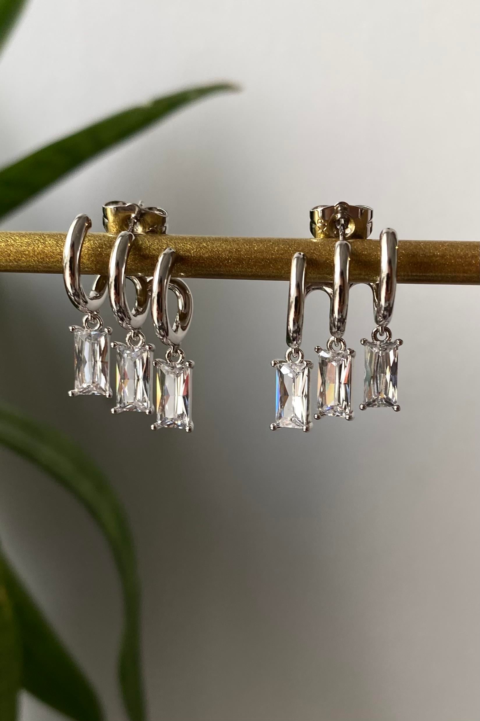 ÜÇ TAŞLI ŞERİTLİ SHAKİRA KÜPE