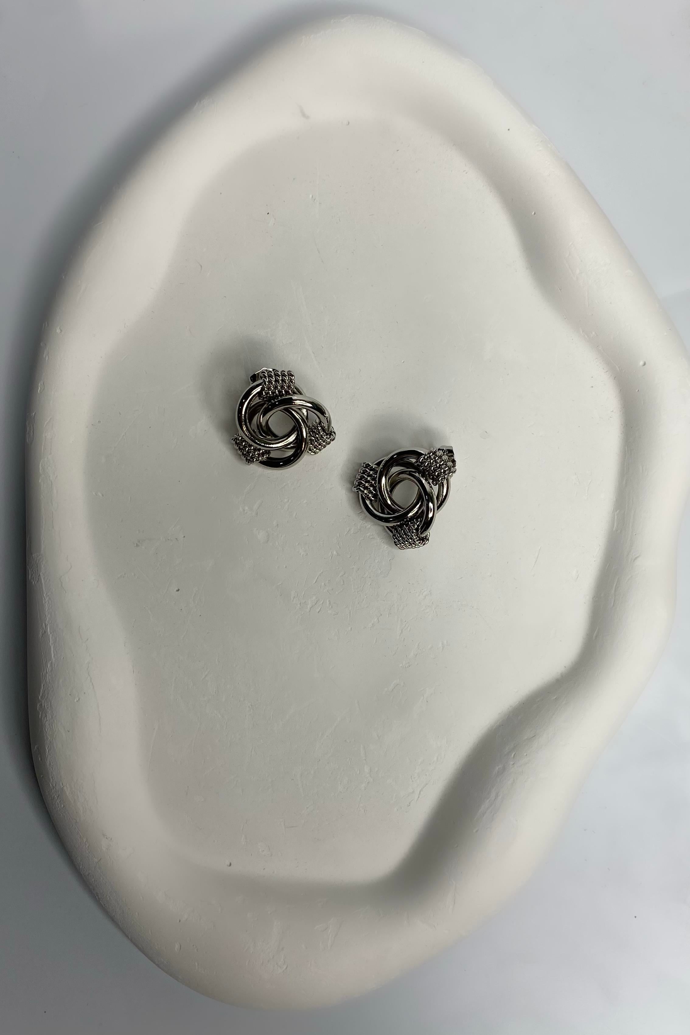 ÜÇLÜ SARMAL KIVRIMLI KÜPE