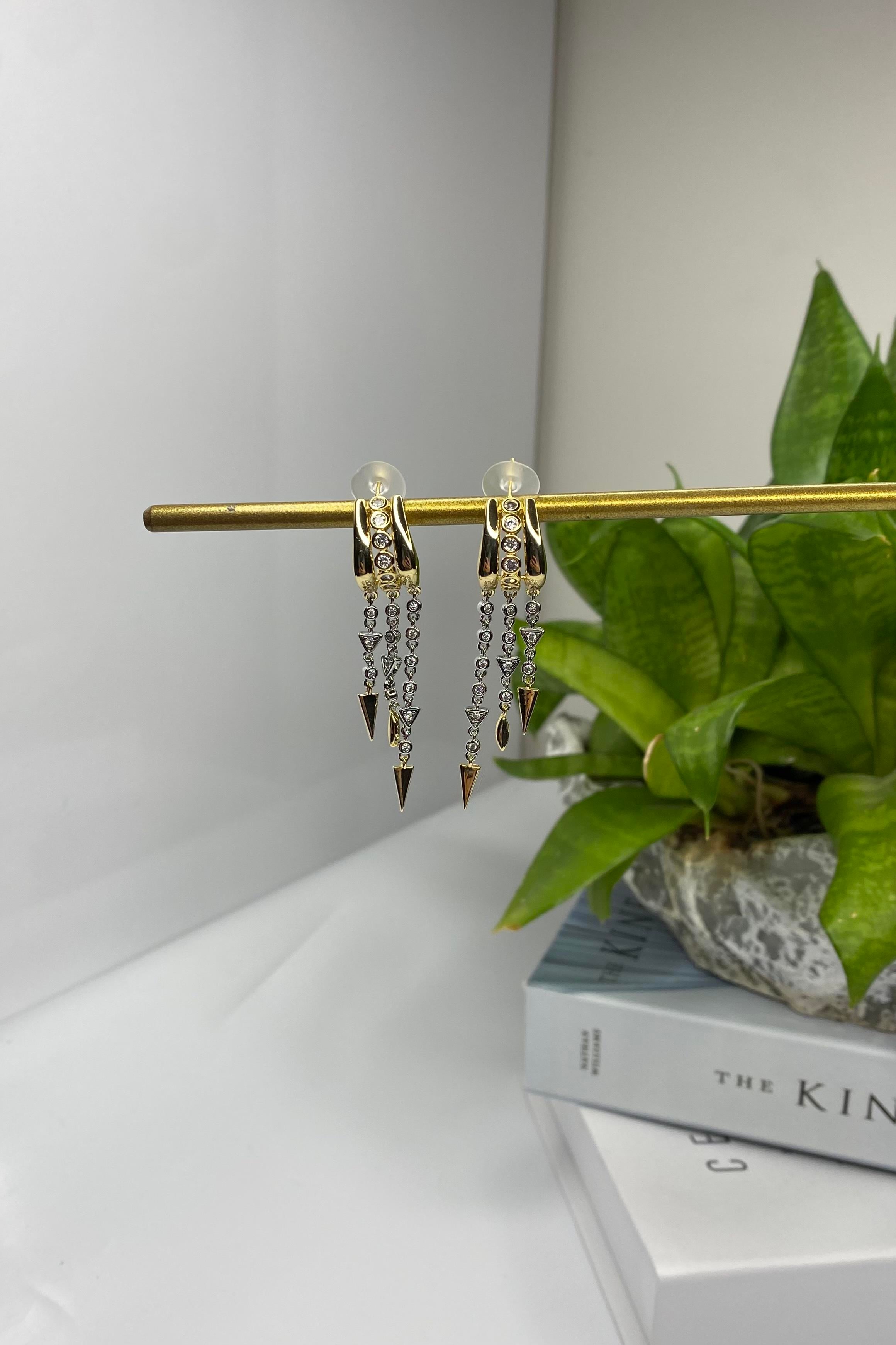 ÜÇLÜ TAŞ SARKINTILI KÜPE