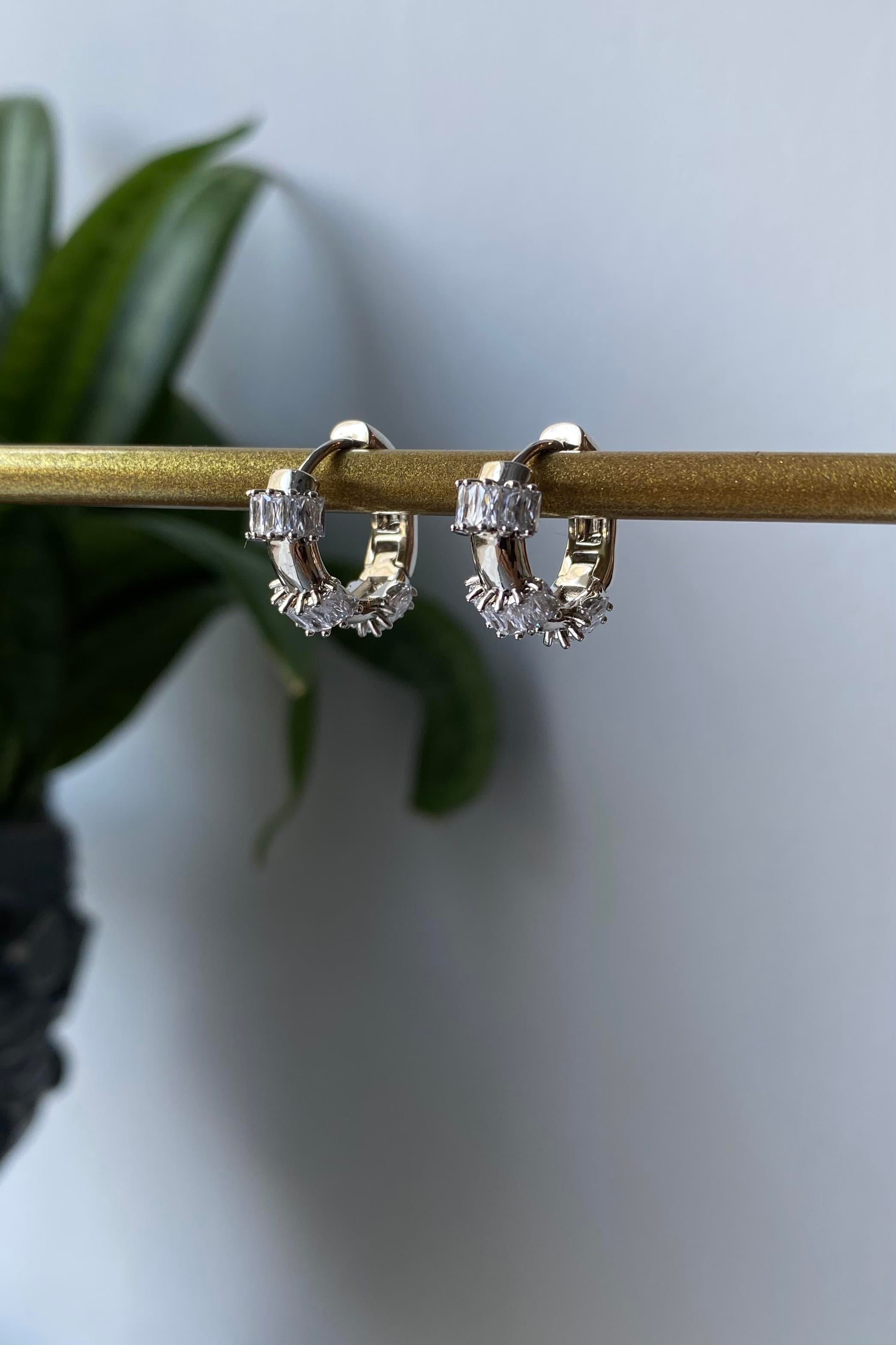 ÜZERİ BAGET TAŞLI HALKA KÜPE 1,5CM