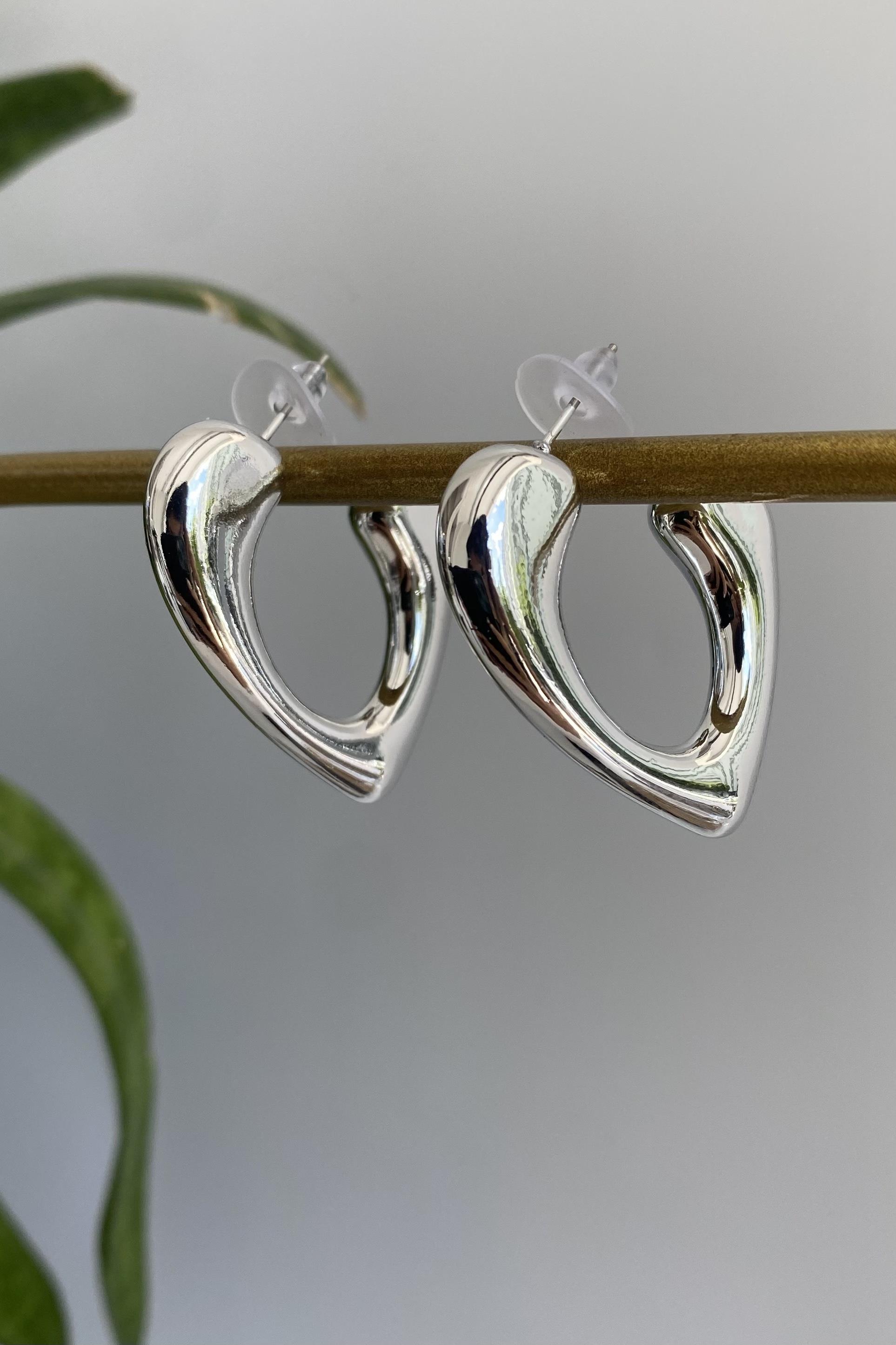 V BOMBELİ ÇİVİ KÜPE