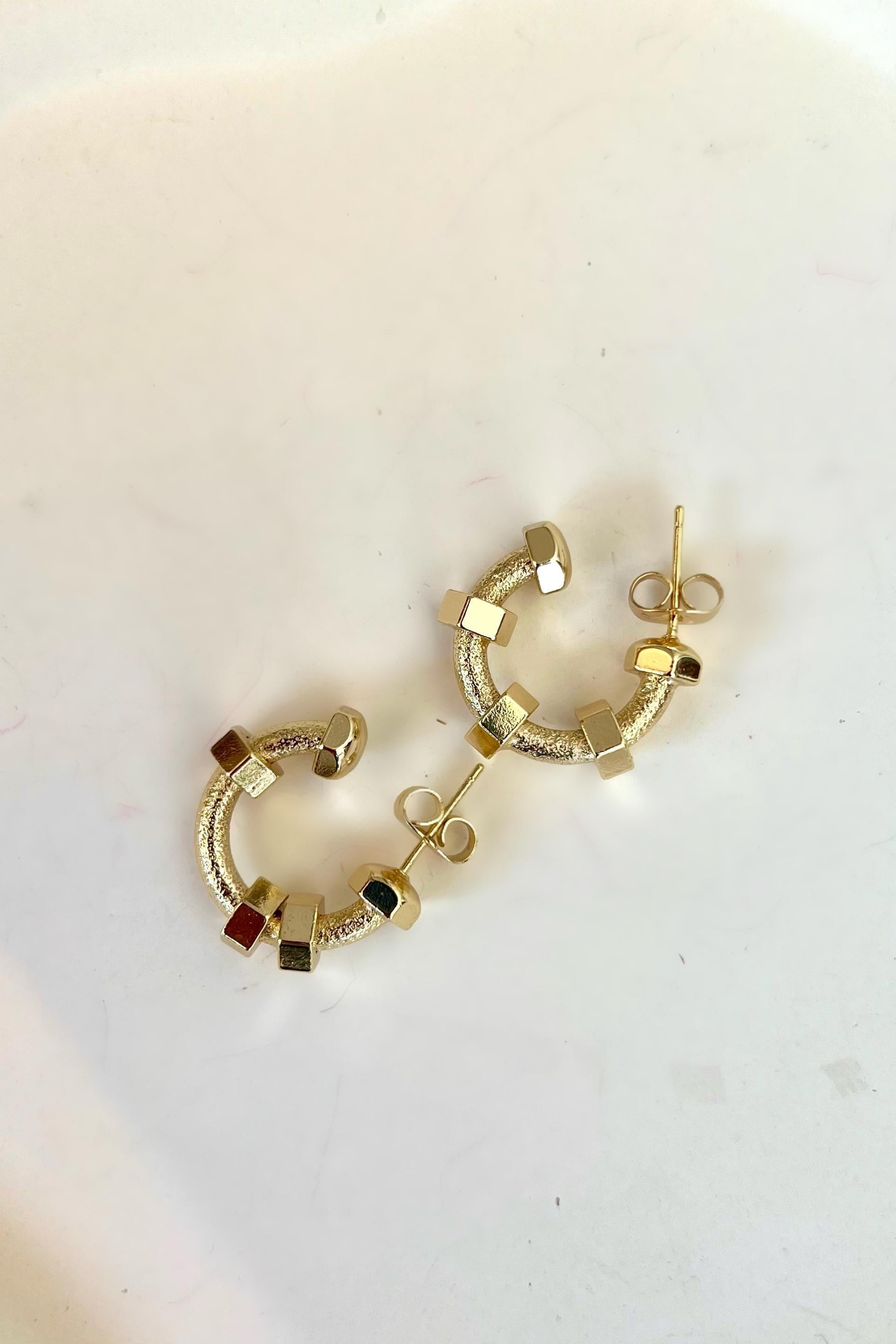 VİDALI ÇİVİ KÜPE