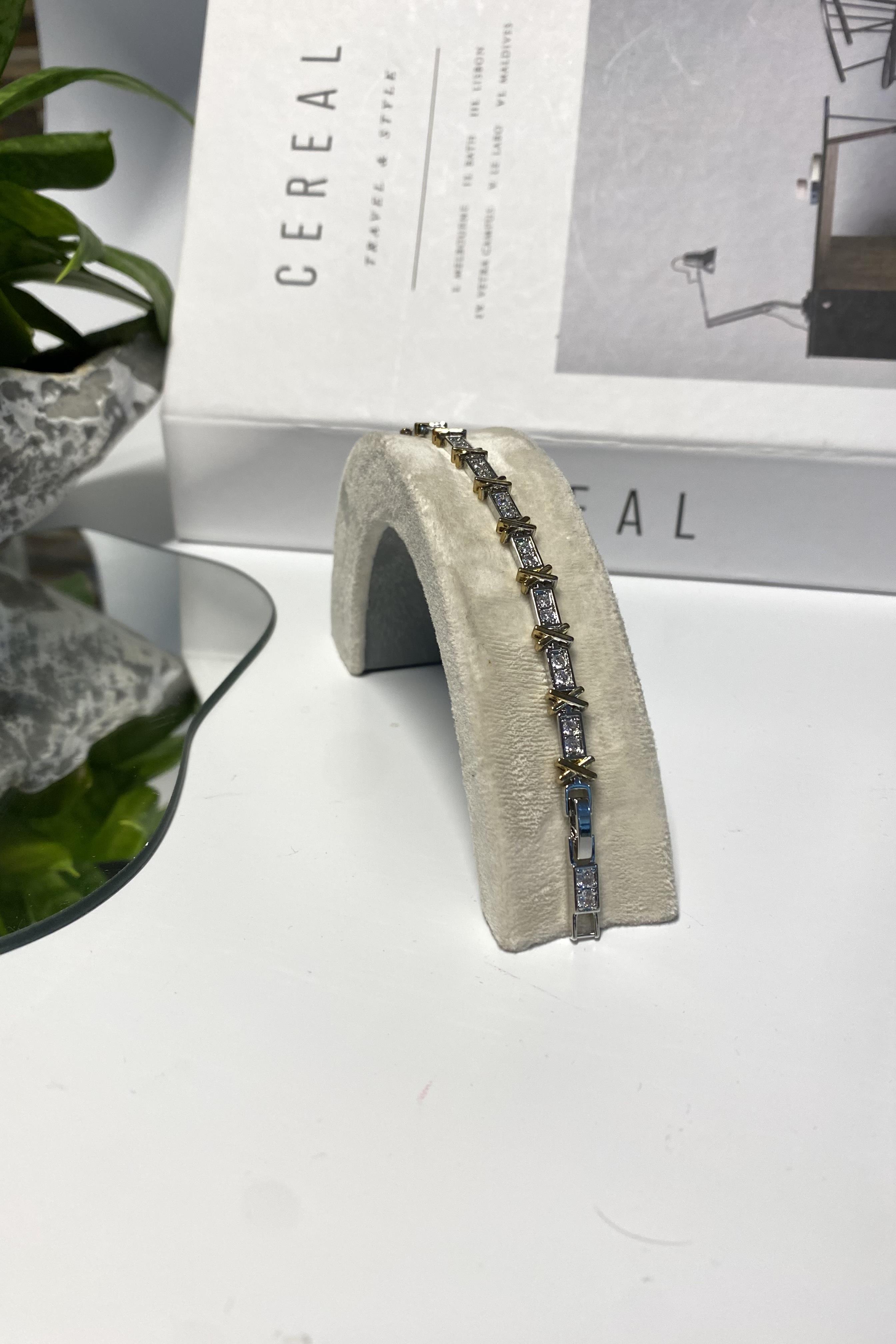 XOXO MODEL BİLEZİK