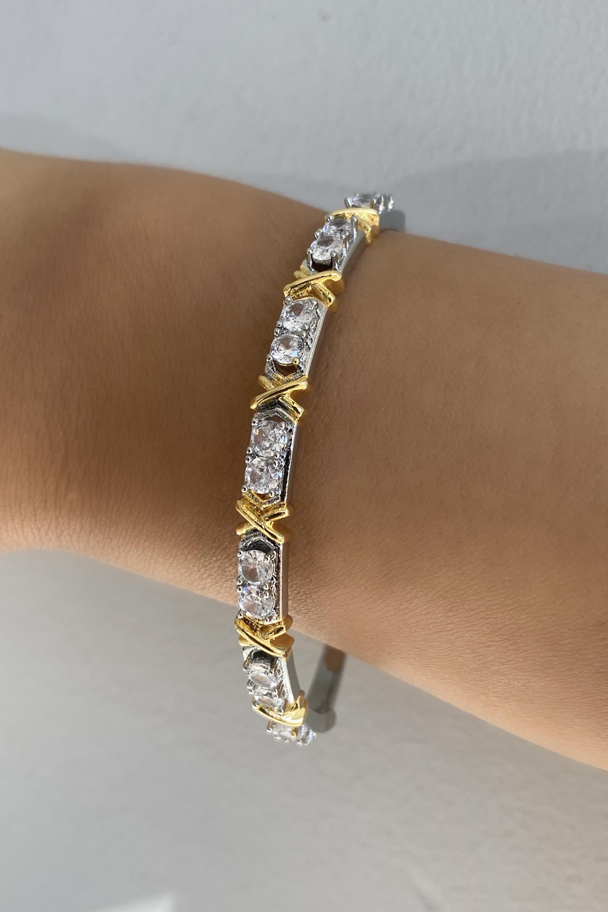 XOXO MODEL KELEPÇE BİLEZİK