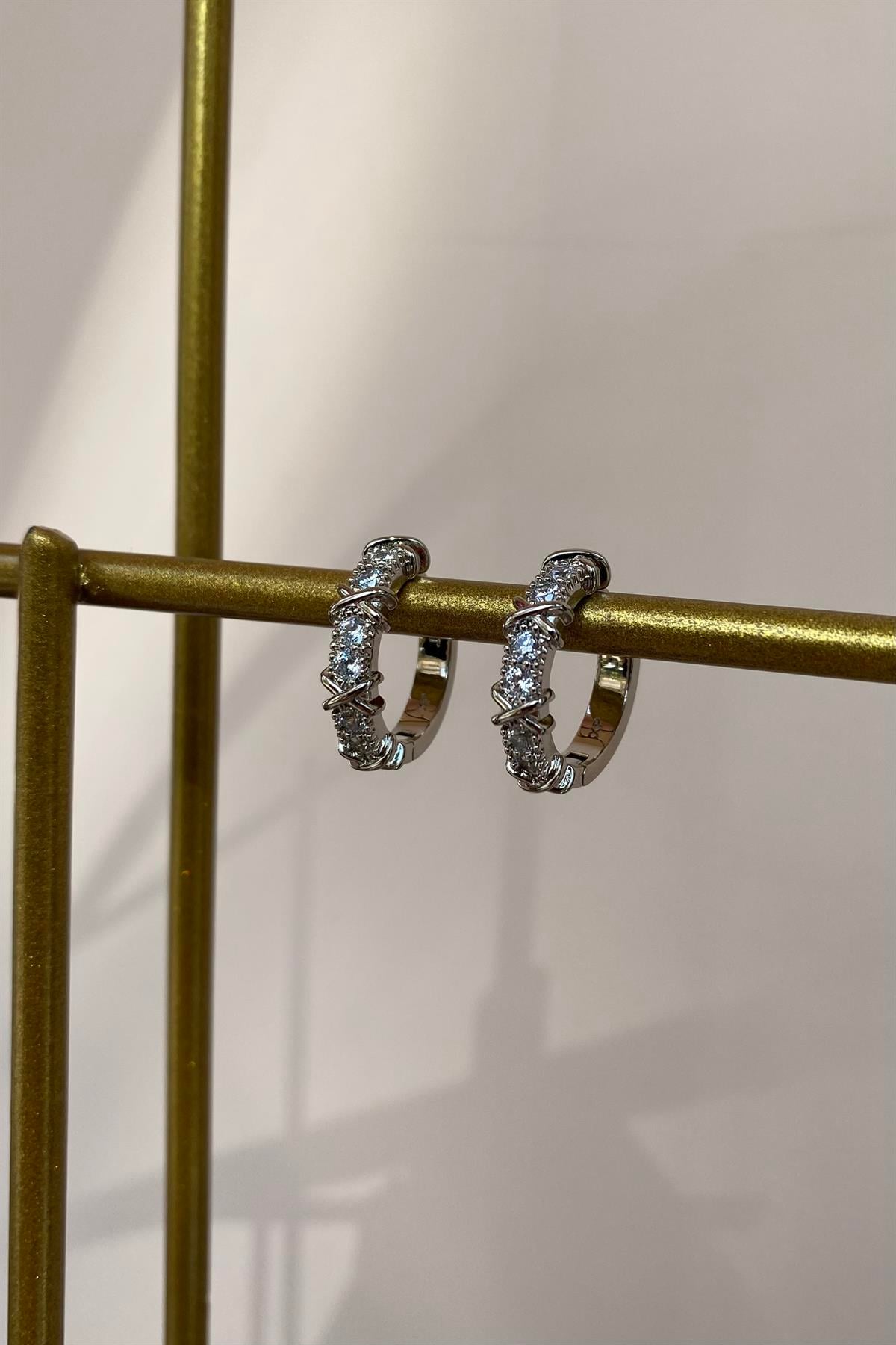 XOXO TAŞLI HALKA KÜPE 1,4cm