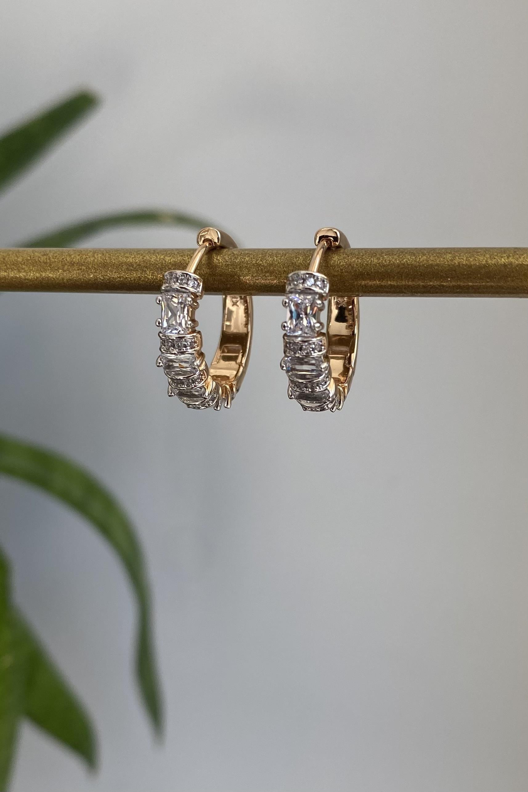 YARIM TUR BAGET TAŞLI HALKA KÜPE