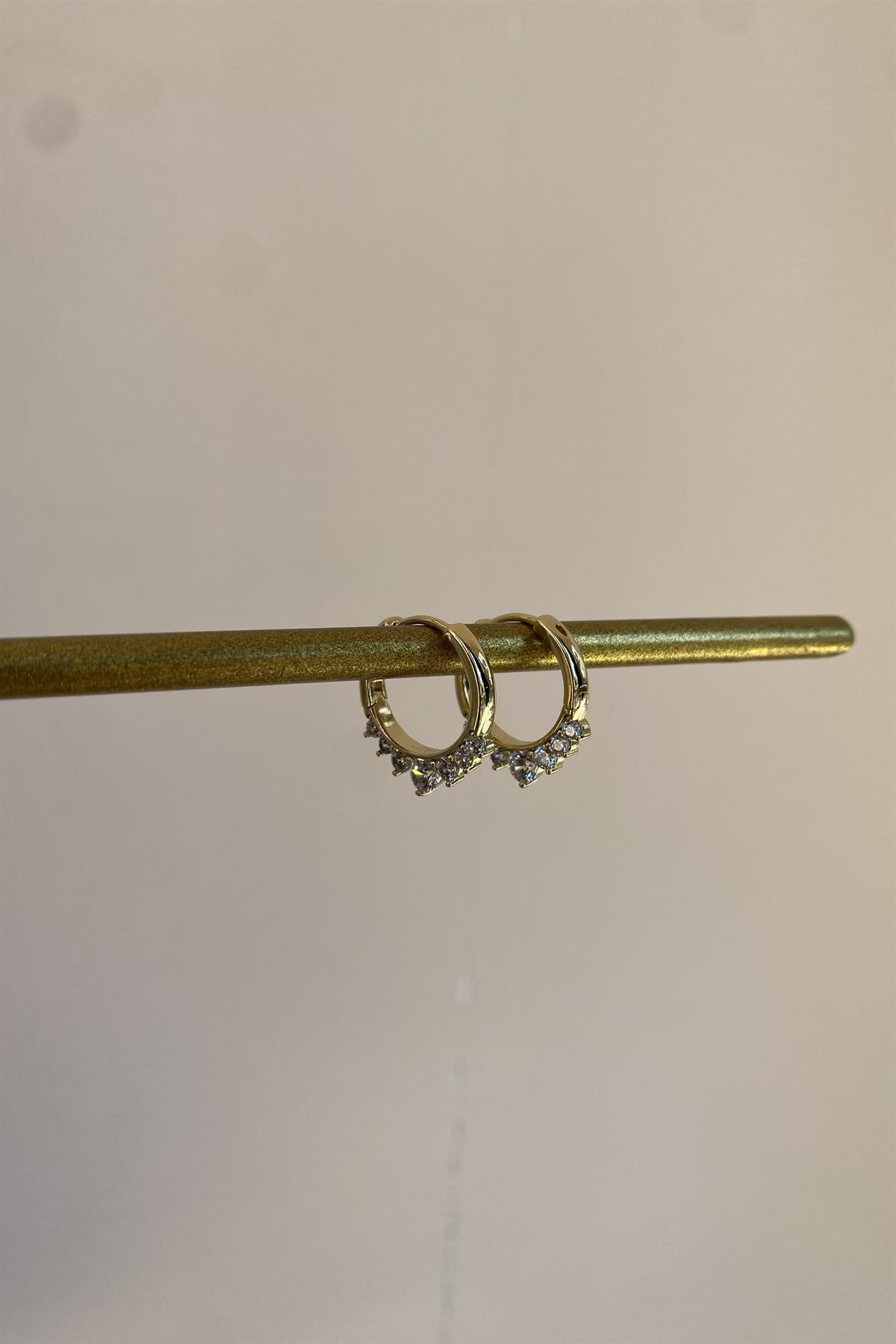 YEDİ SIRALI YUVARLAK TAŞ HALKA KÜPE 1,3cm