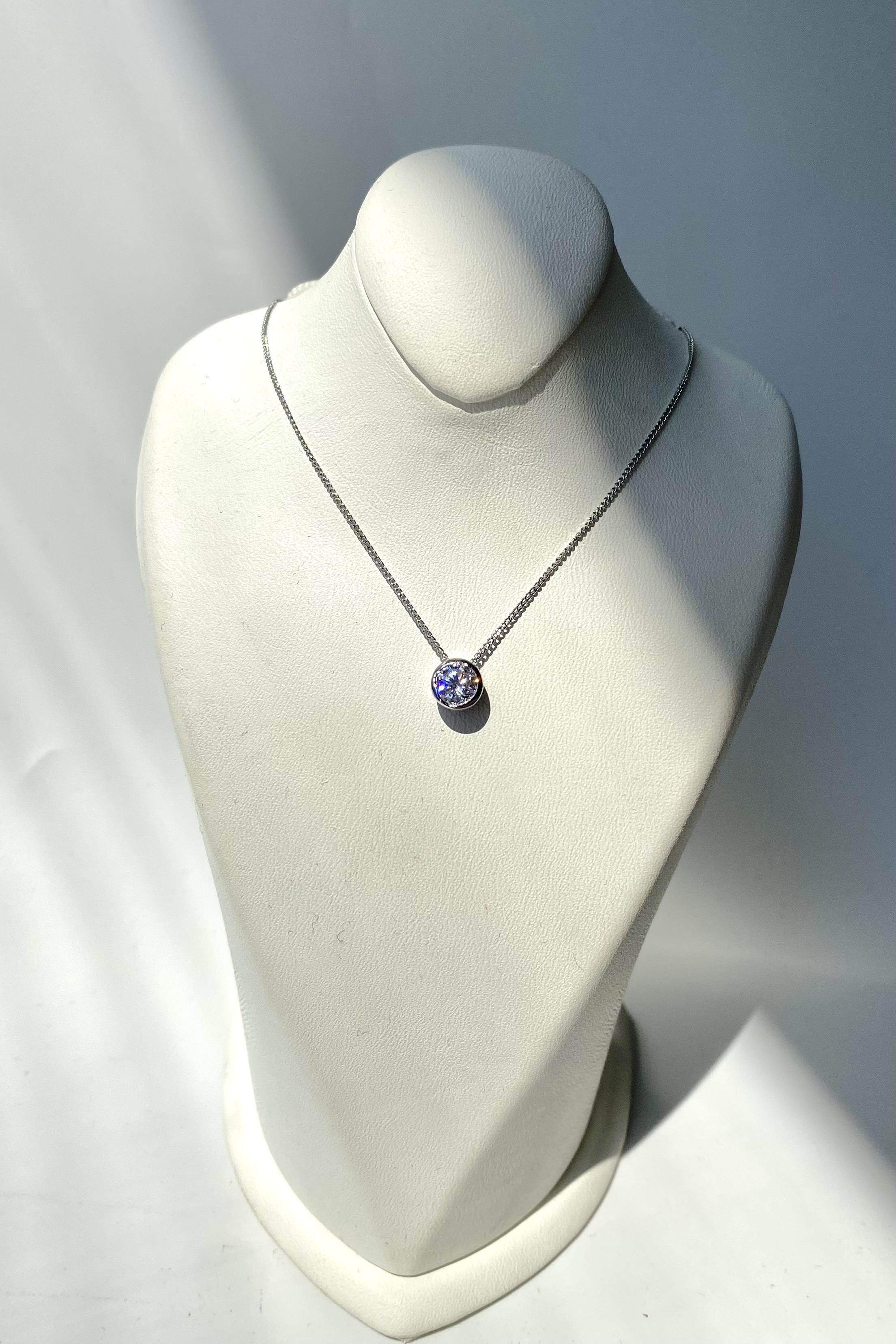 YUVARLAK ÇERÇEVELİ TEK TAŞ KOLYE