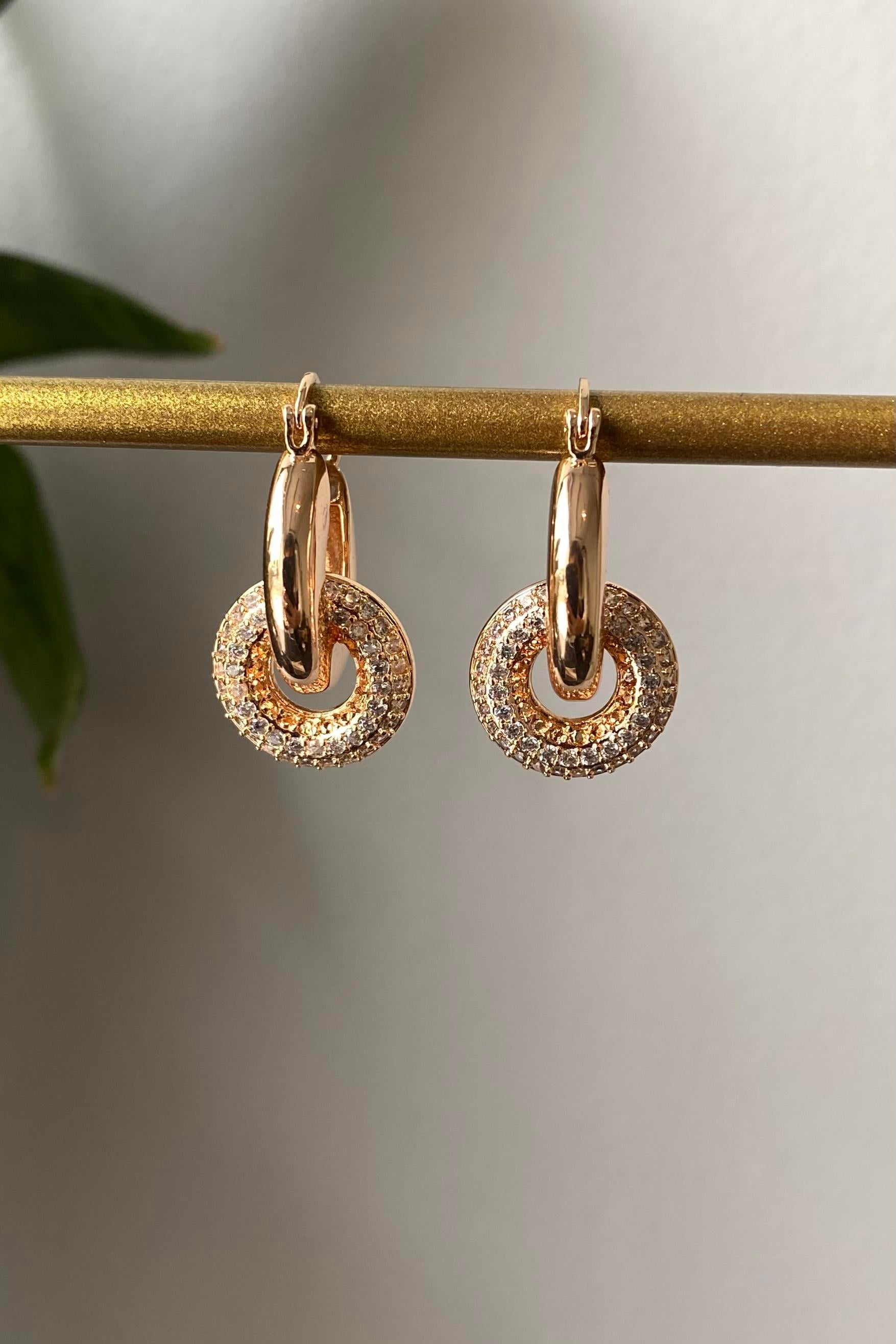 YUVARLAK HALKA GEÇİRİLMİŞ KÜPE