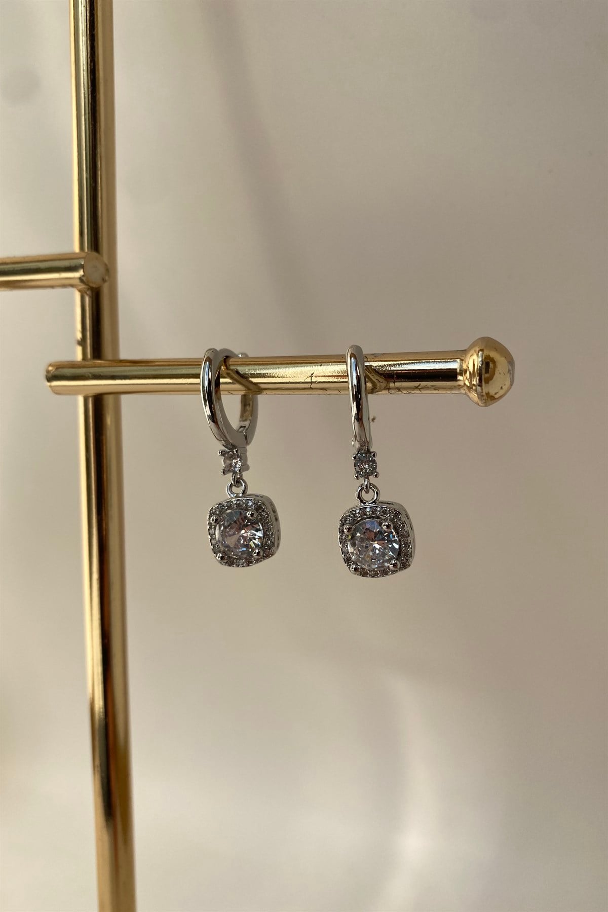 YUVARLAK KARE TAŞ SARKINTILI KÜPE