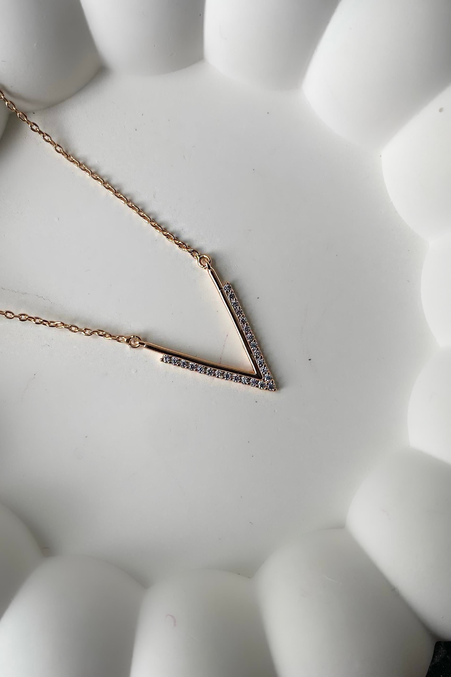 ZİRKON TAŞ ŞERİTLİ V KOLYE