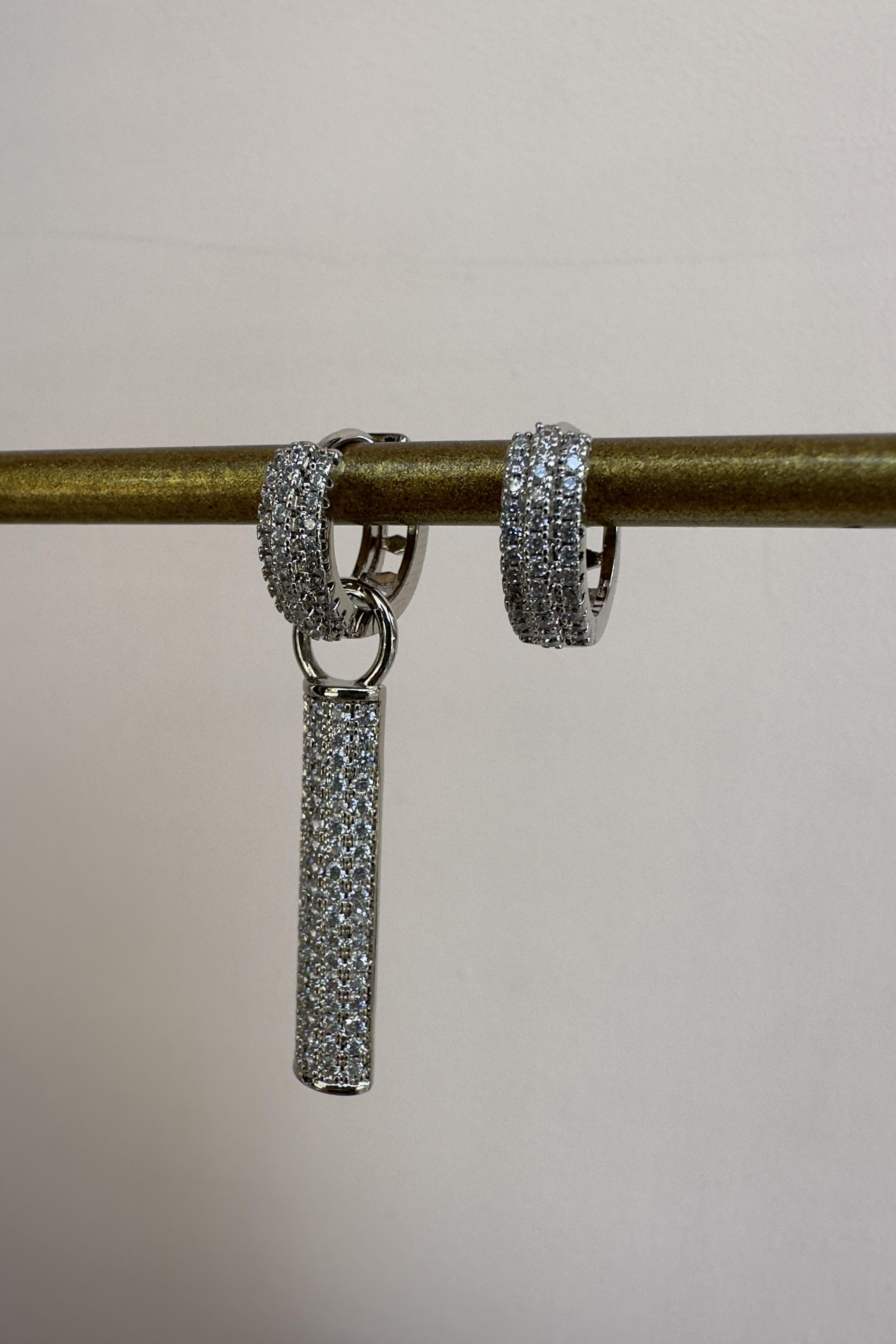 ZİRKON TAŞLI BASTON GEÇİRİLMİŞ KÜPE