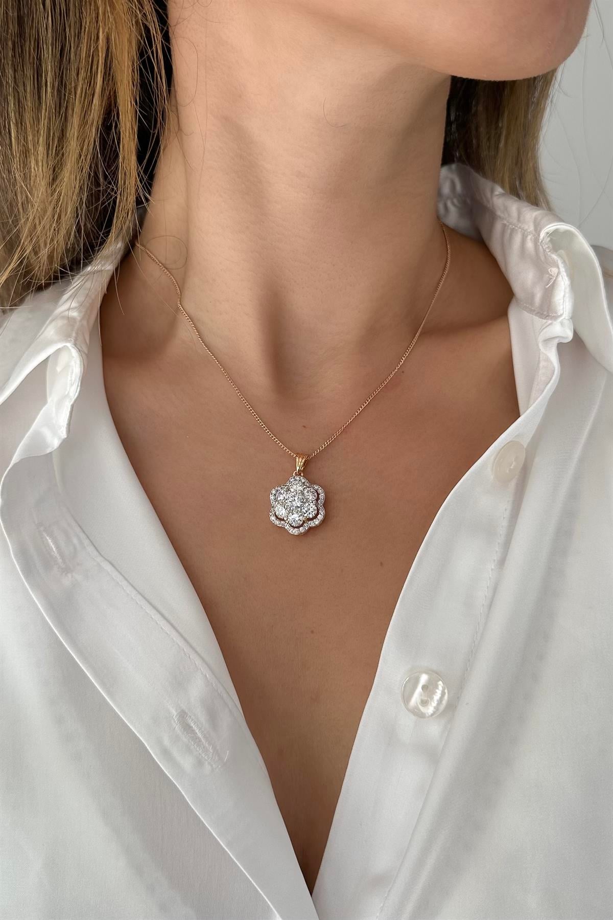 ZİRKON TAŞLI ÇİÇEK MODEL KOLYE