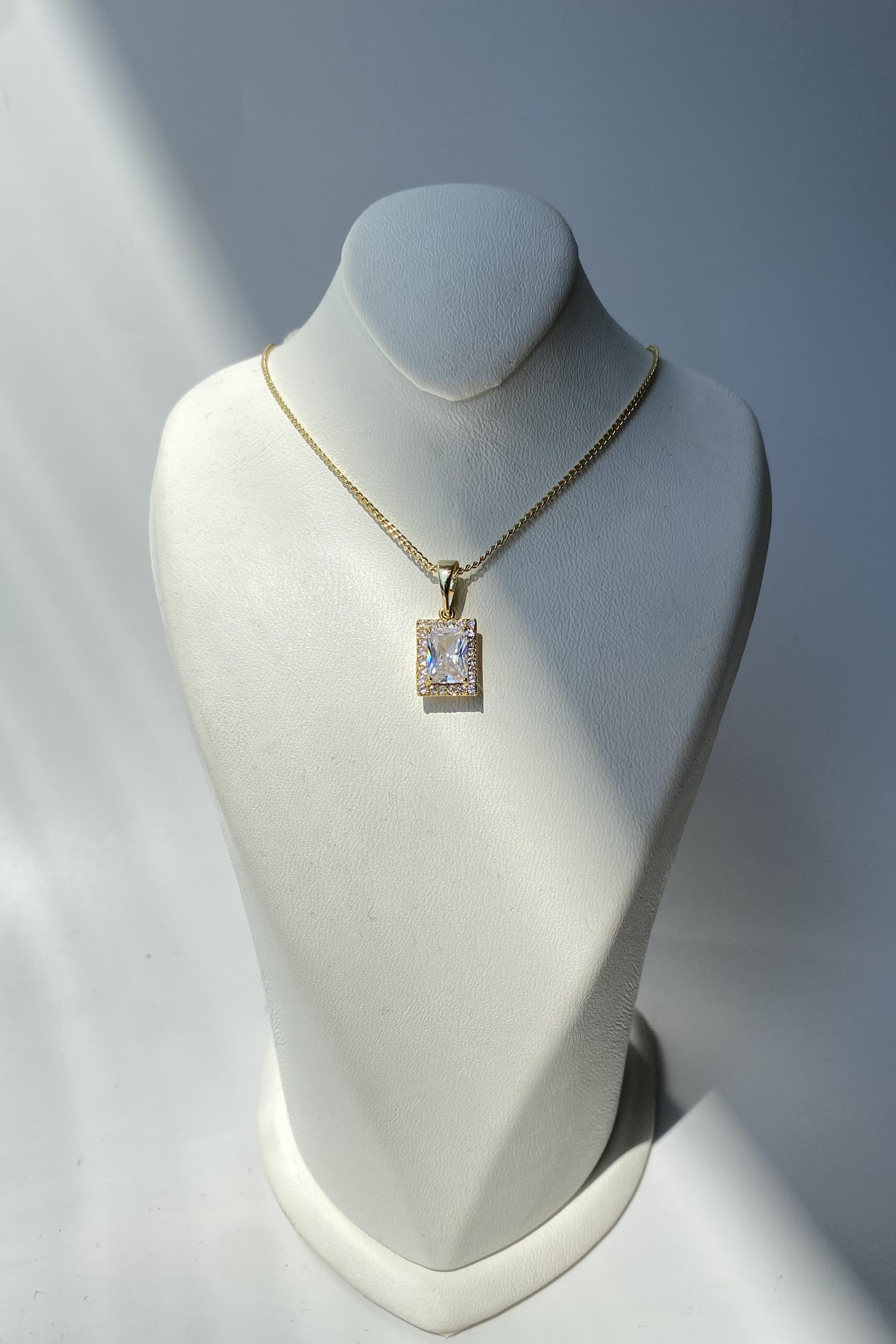 ZİRKON TAŞLI DÖRTGEN KOLYE