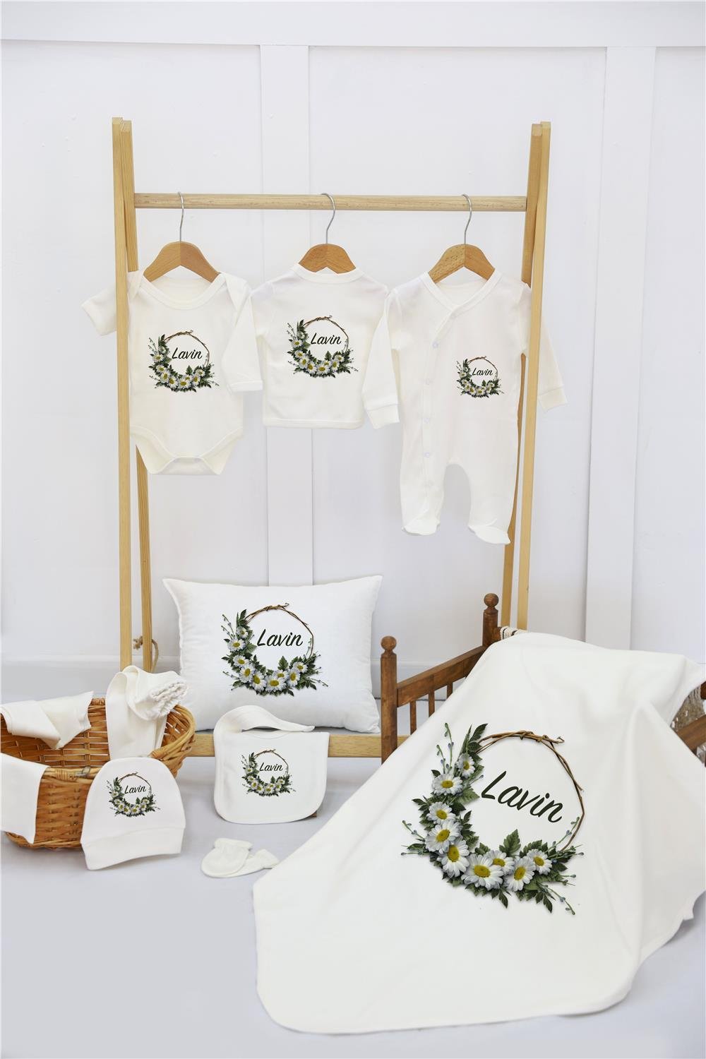 Çiçek Çelenk Desenli 11'li İsimli Organik Hastane Çıkış Seti