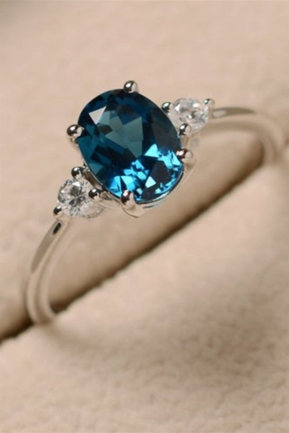 LONDON BLUE TOPAZ YAN TAŞLARI PIRLANTA TEKTAŞ YÜZÜK - AK367