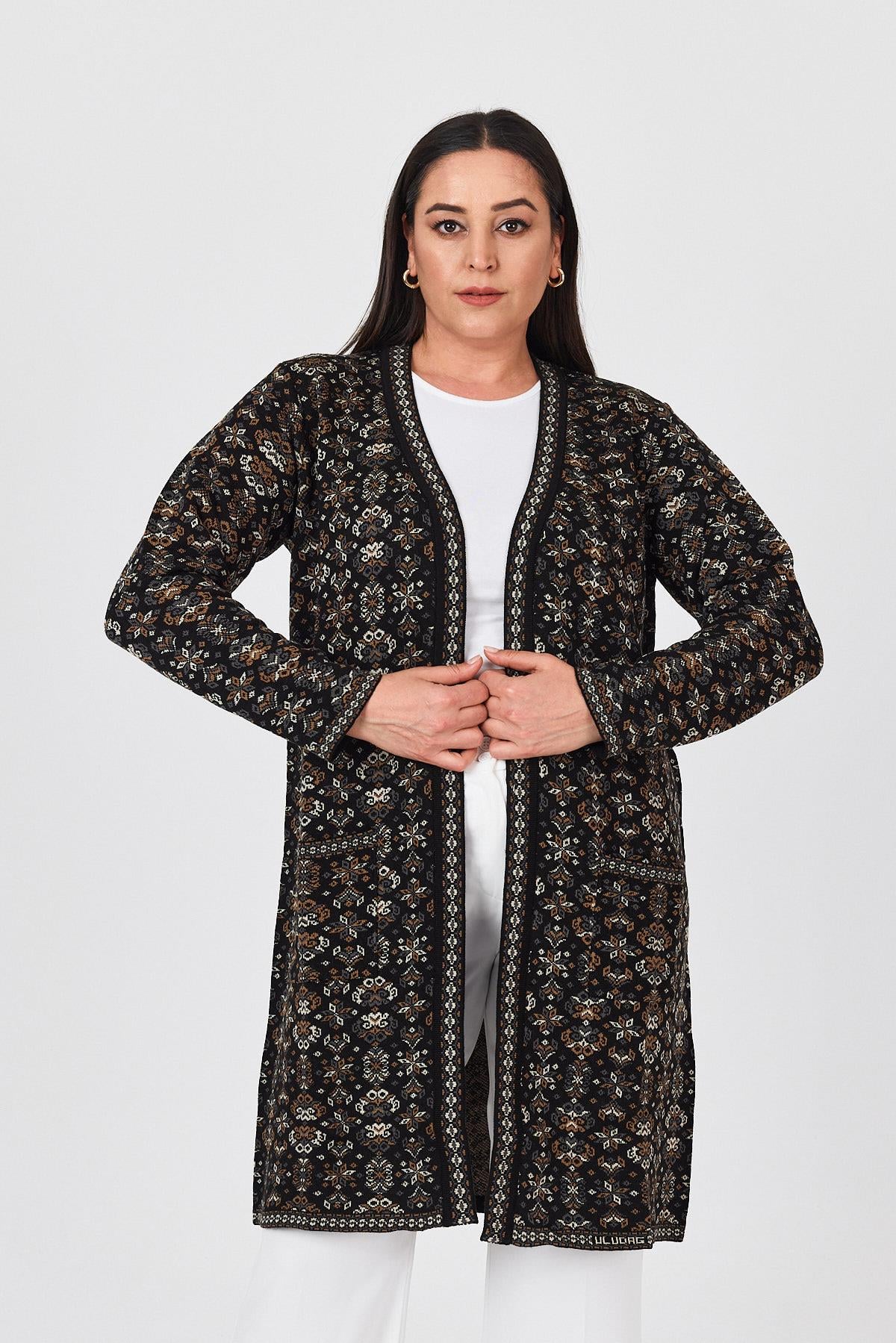 Kadın Siyah Çiçek Desenli Uzun Cepli Kilim HırkaHIRKA