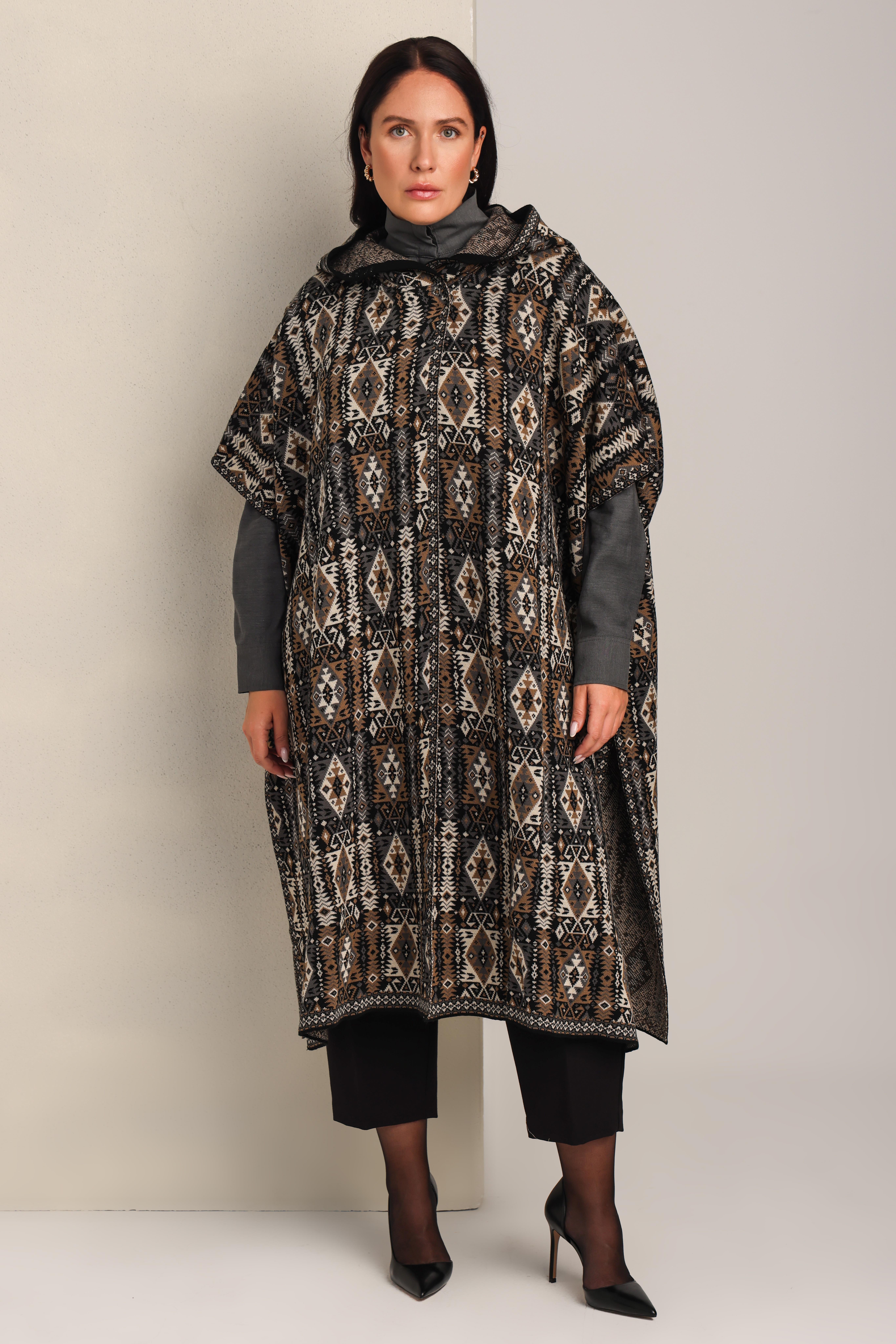 Siyah Kilim Desenli Kapüşonlu Triko Kadın PançoPANÇO