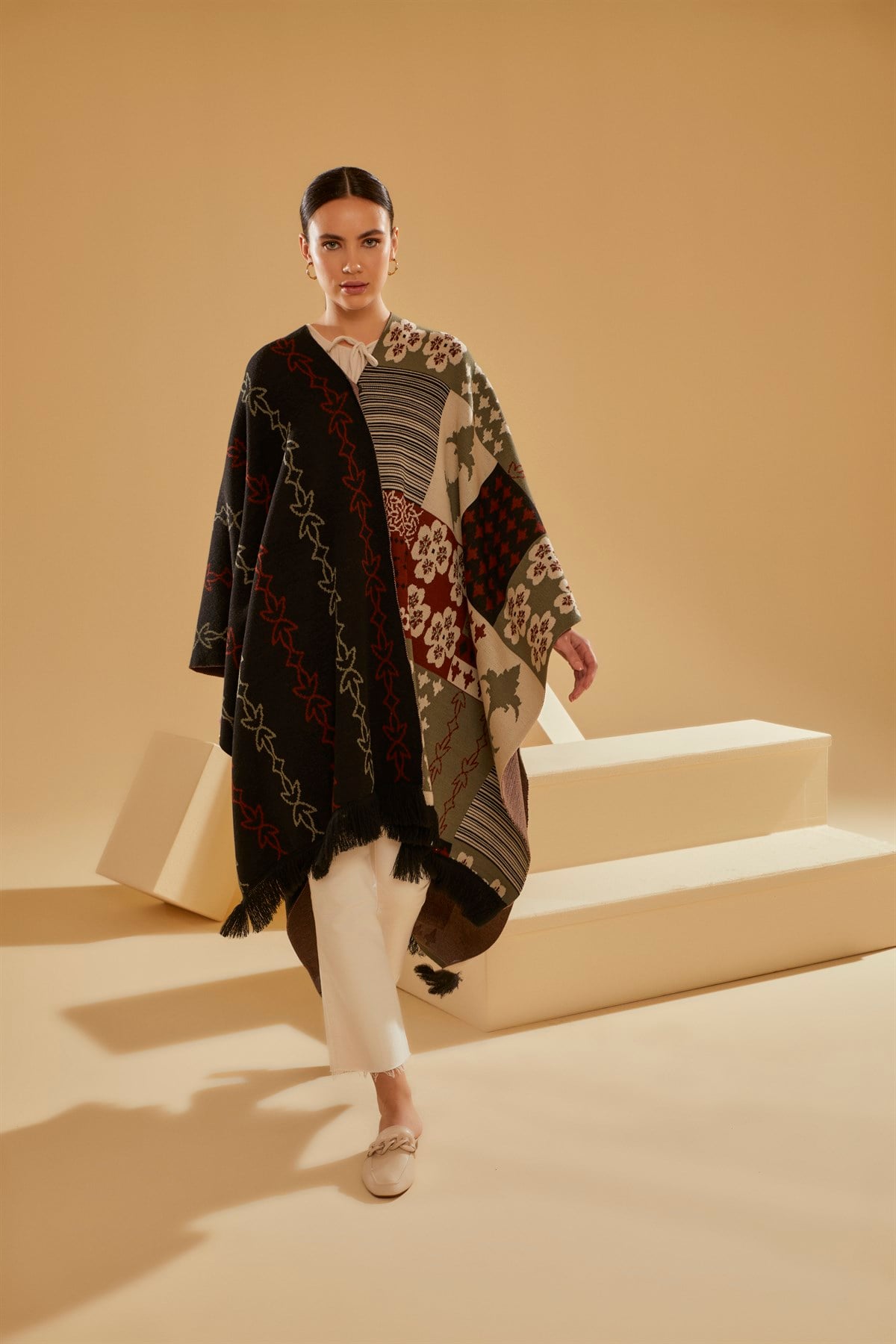 شال بونشو نسائي مزخرف بأشكال منوعة متناسقة