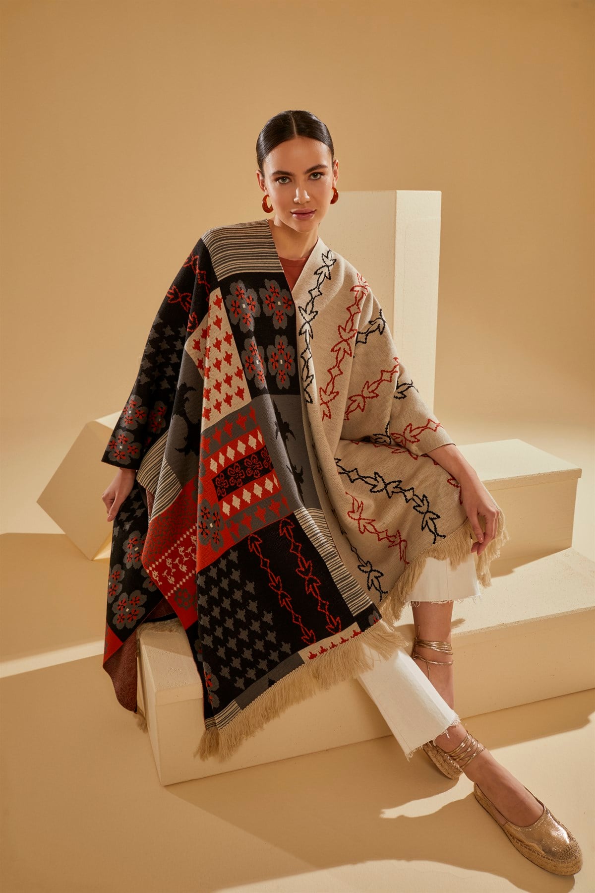 شال بونشو نسائي مزخرف بأشكال منوعة متناسقة