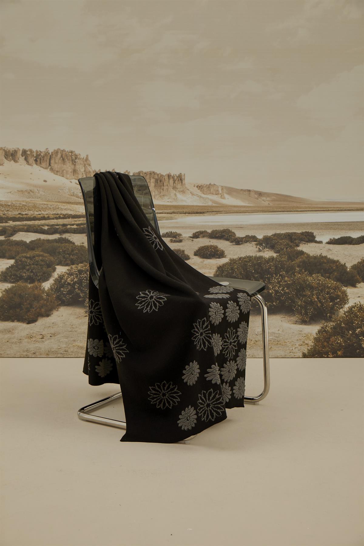 Kadın Siyah Kabartma Çiçekli ŞalShawl