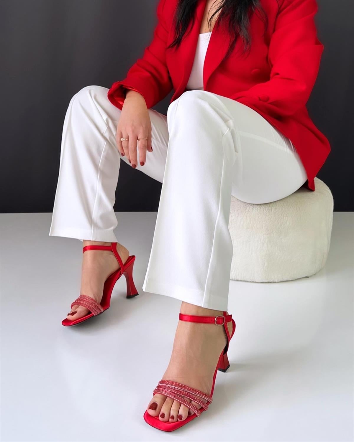 ZUUMKALIN & İNCE TOPUKLUJoli Taşlı Çapraz Bant Topuklu Ayakkabı - Kırmızı Saten